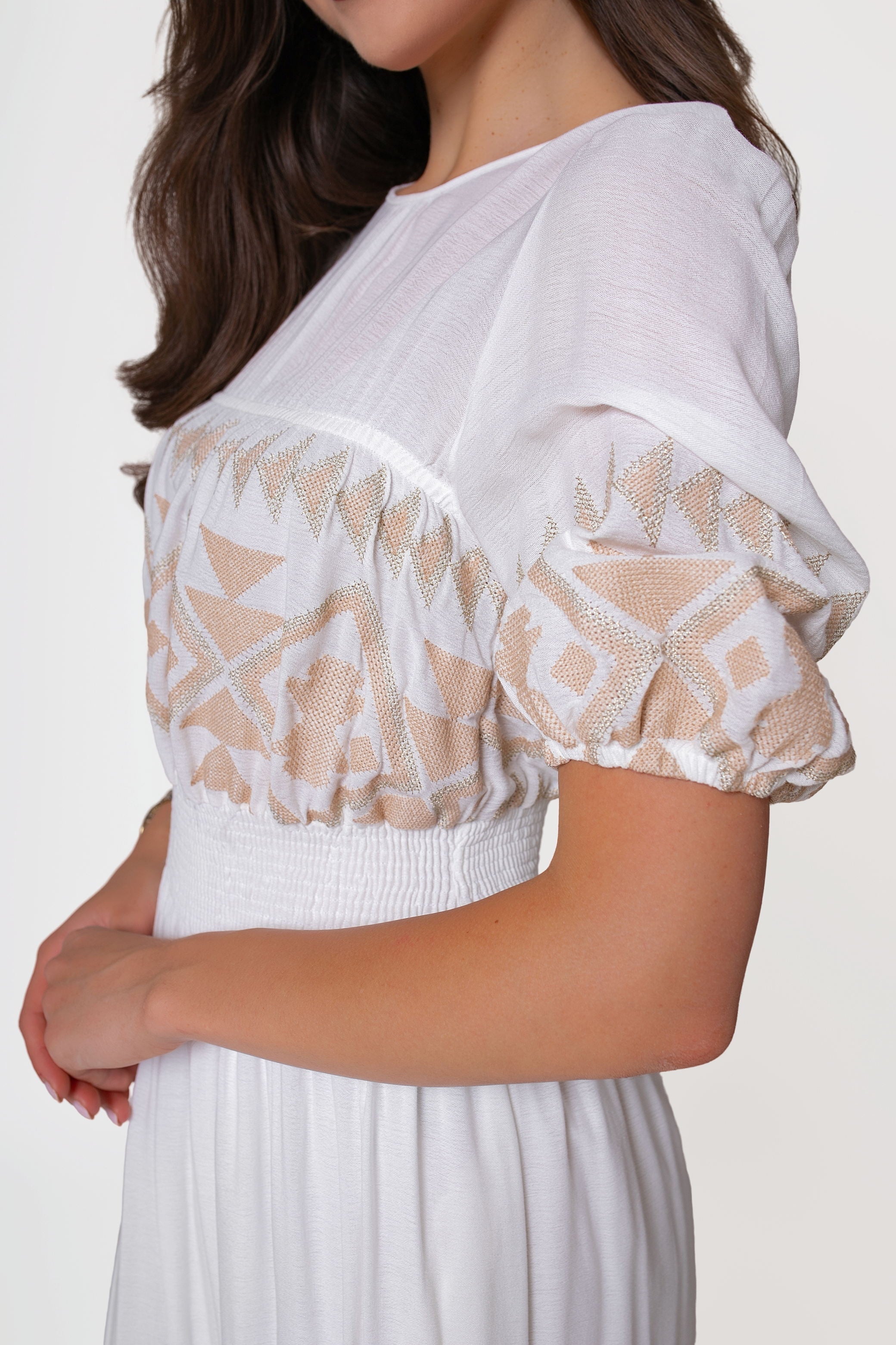 Sukienka boho midi z naturalnej wiskozy z haftami na rękawach i dole oraz praktycznymi kieszeniami | BastetStore | Spironik.pl