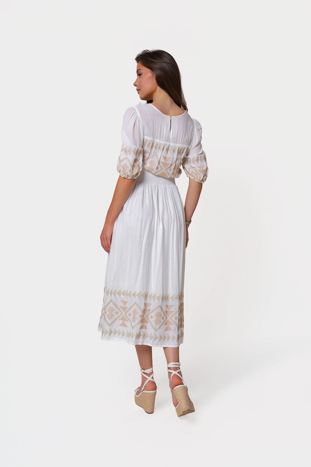 Lekka sukienka damska midi w kolorze białym z bawełnianą podszewką i ozdobnymi haftami etnicznymi | BastetStore | Spironik.pl