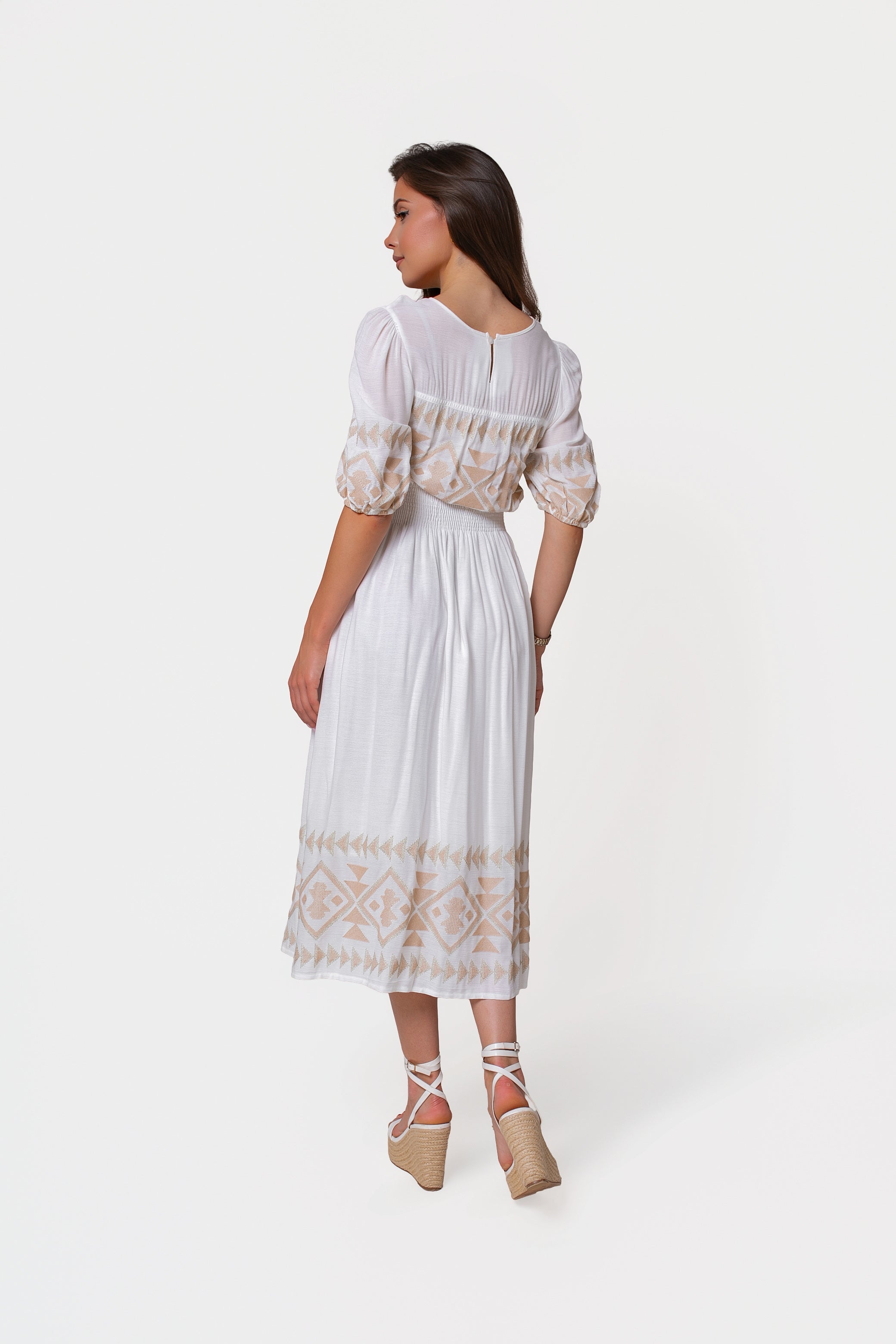 Lekka sukienka damska midi w kolorze białym z bawełnianą podszewką i ozdobnymi haftami etnicznymi | BastetStore | Spironik.pl
