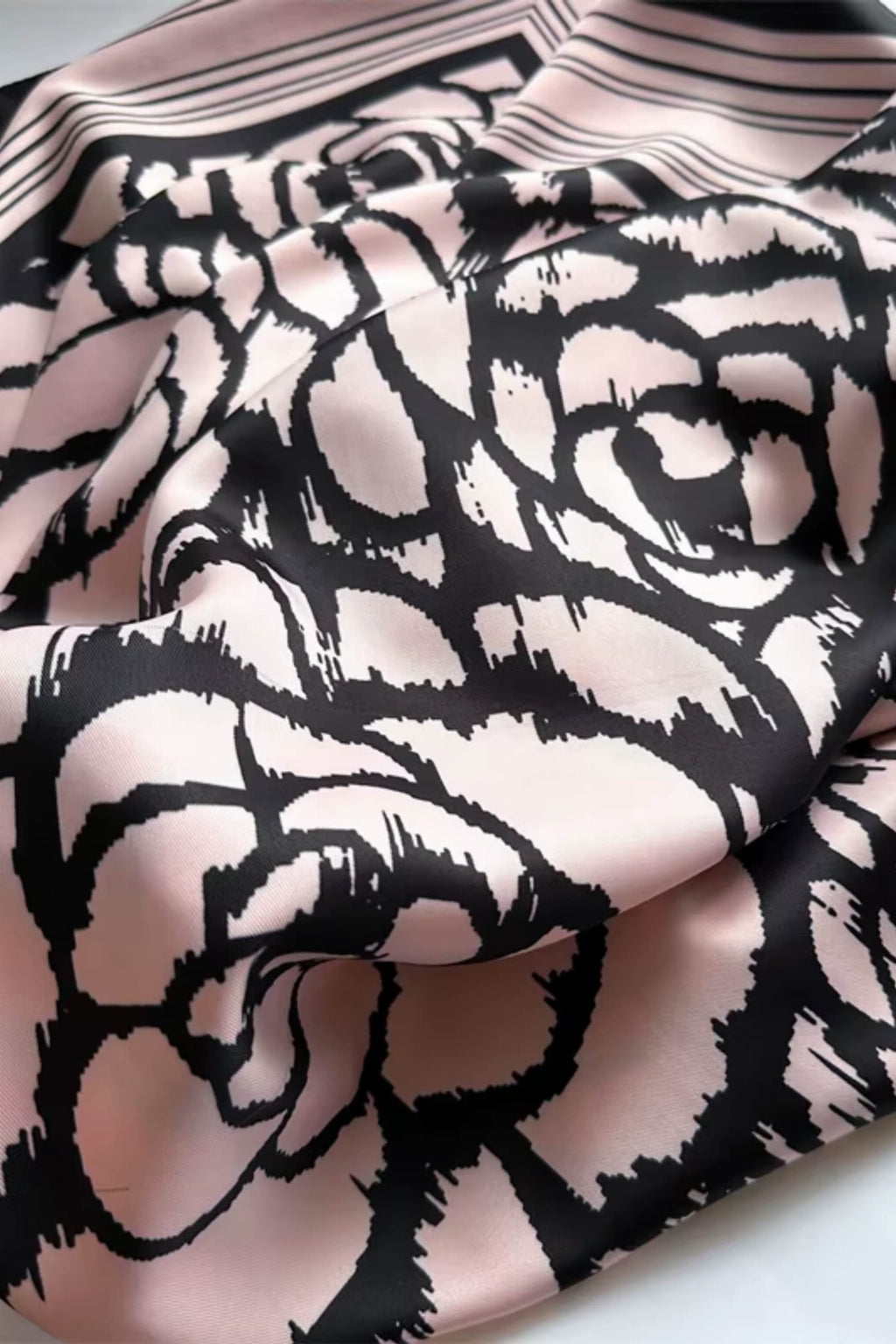 Apaszka w użyciu jako elegancki dodatek do stylizacji, z możliwością noszenia na wiele sposobów | KAMEA | Spironik.pl