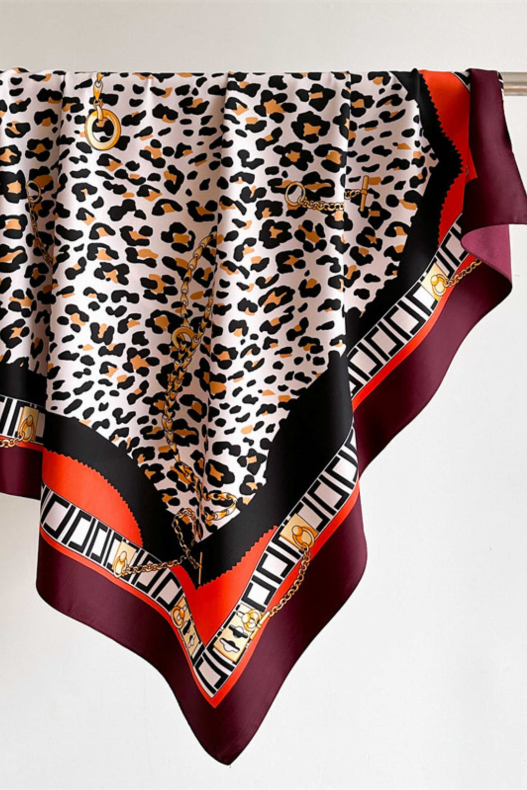 Przód apaszki w kolorach bordowym, czerwonym i złotym, doskonały akcent do eleganckich outfitów | KAMEA | Spironik.pl