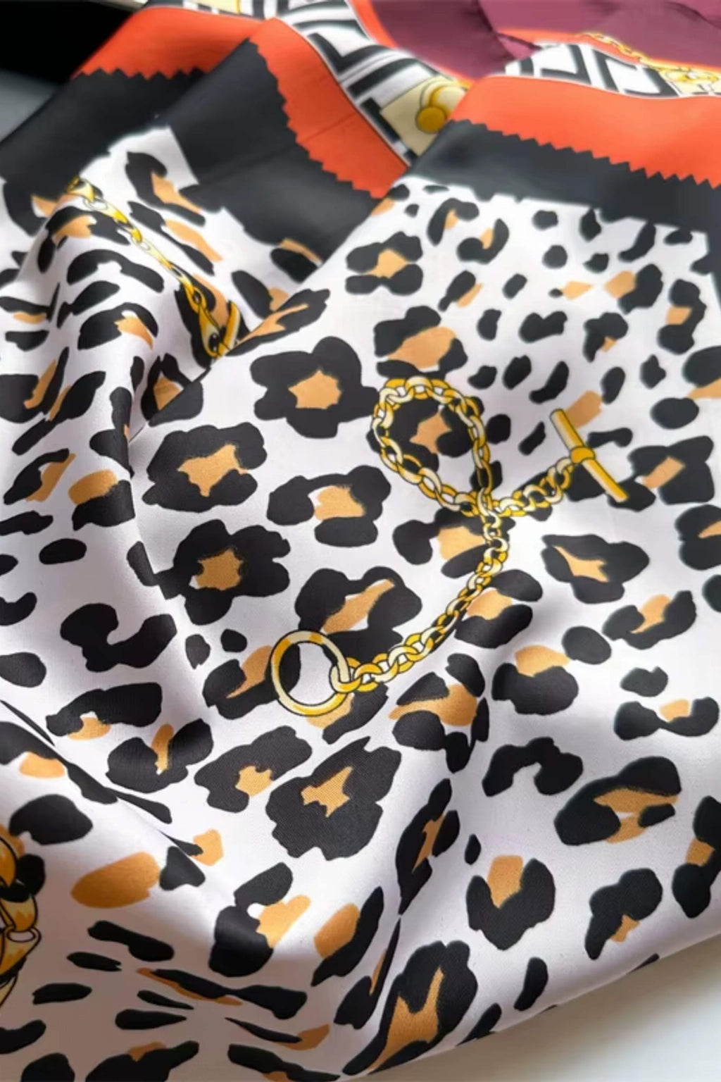 Apaszka w użyciu, stylowo związana na szyi, dodająca charakteru każdej stylizacji | KAMEA | Spironik.pl