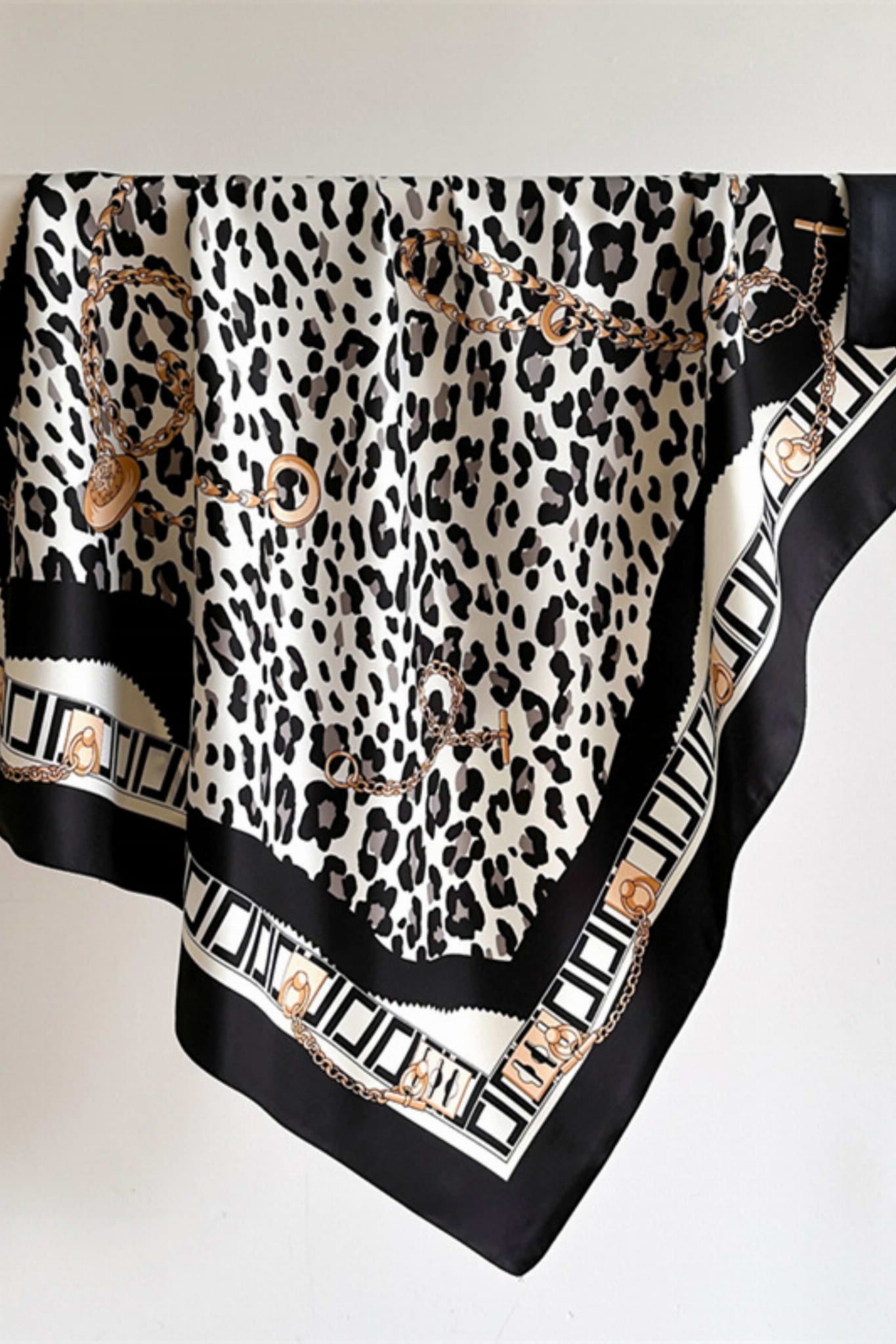 Apaszka, Model: F280-2//T36//15, Kolor: czarny, Skład materiału: 100% Poliester, Przeznaczenie: Wielosezonowe, Wymiary(długość/szerokość): 90cm/90cm (Apaszka, zdjęcie 2)