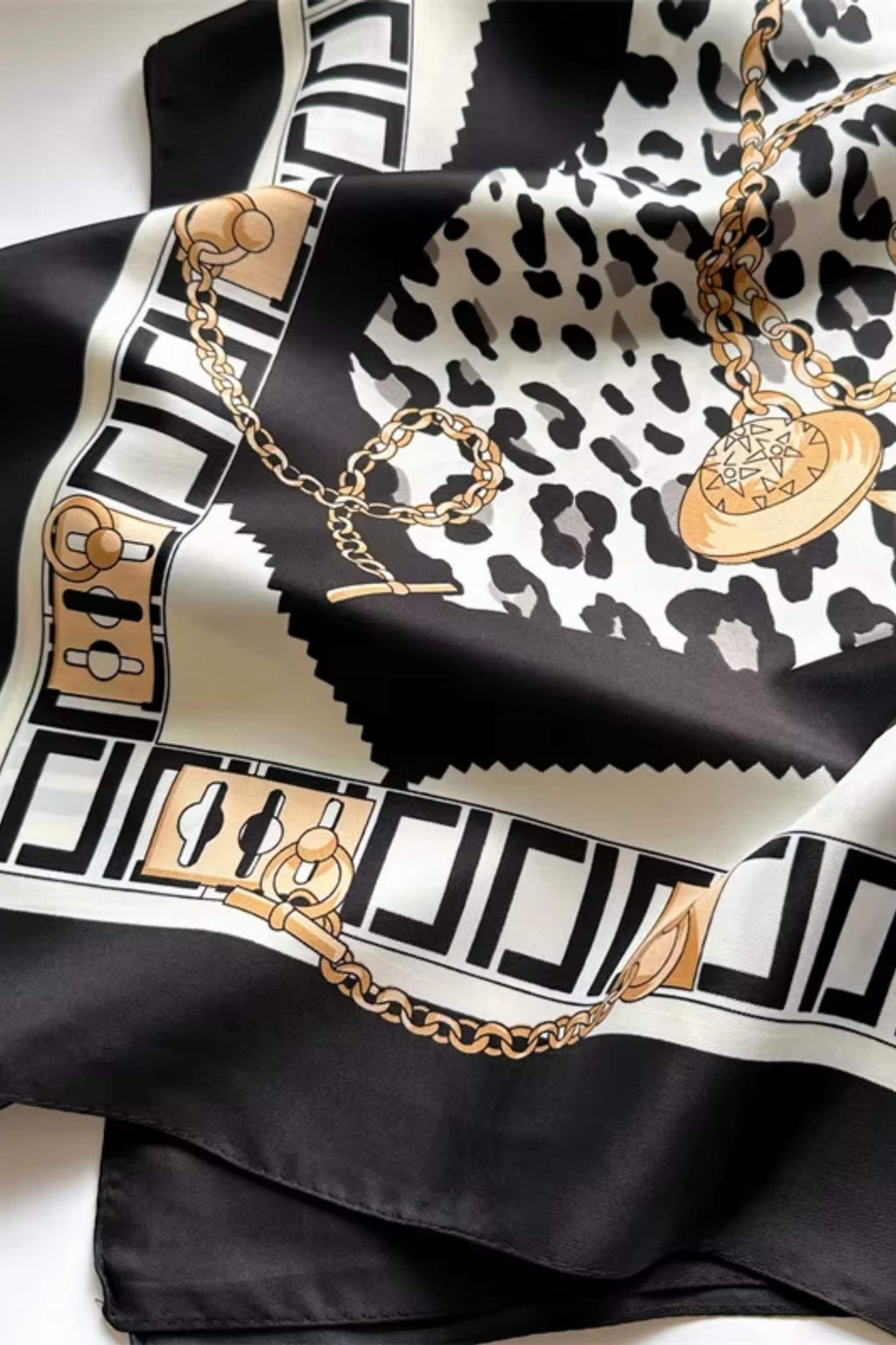 Apaszka w użyciu, stylowo zawiązana na szyi, dodająca elegancji i wyrazistości każdej stylizacji | KAMEA | Spironik.pl