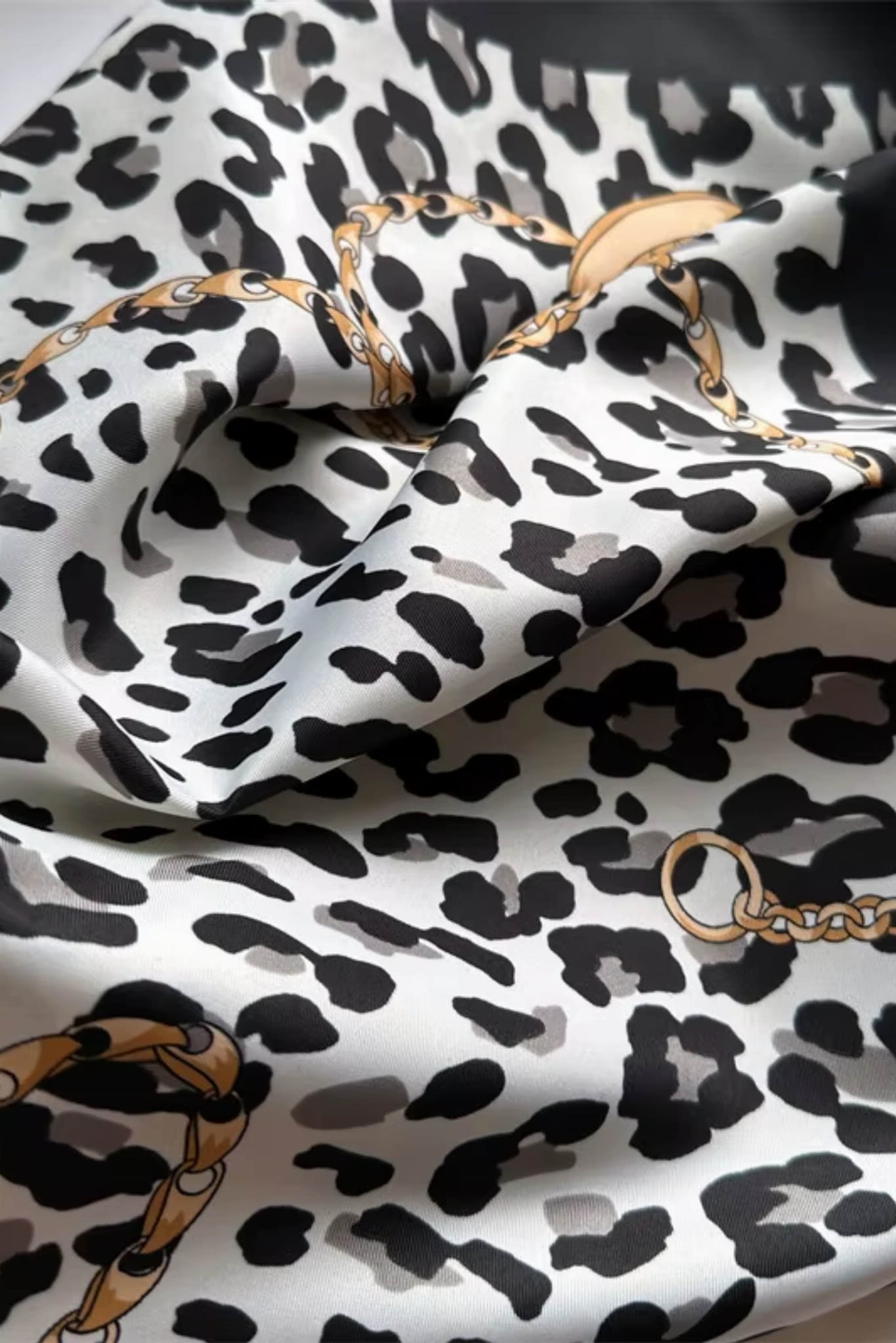 Apaszka, Model: F280-2//T36//15, Kolor: czarny, Skład materiału: 100% Poliester, Przeznaczenie: Wielosezonowe, Wymiary(długość/szerokość): 90cm/90cm (Apaszka, zdjęcie 3)