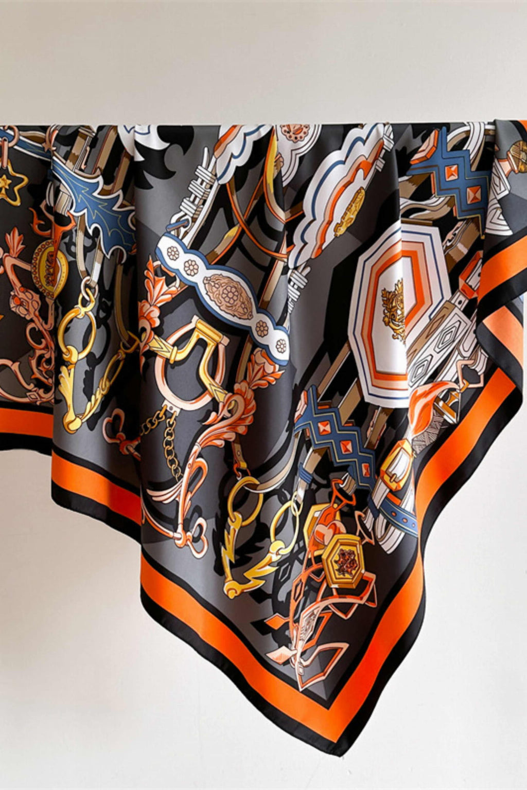 Detal apaszki z satynowanego poliestru, ukazujący barokowy wzór i wyraziste kolory | KAMEA | Spironik.pl