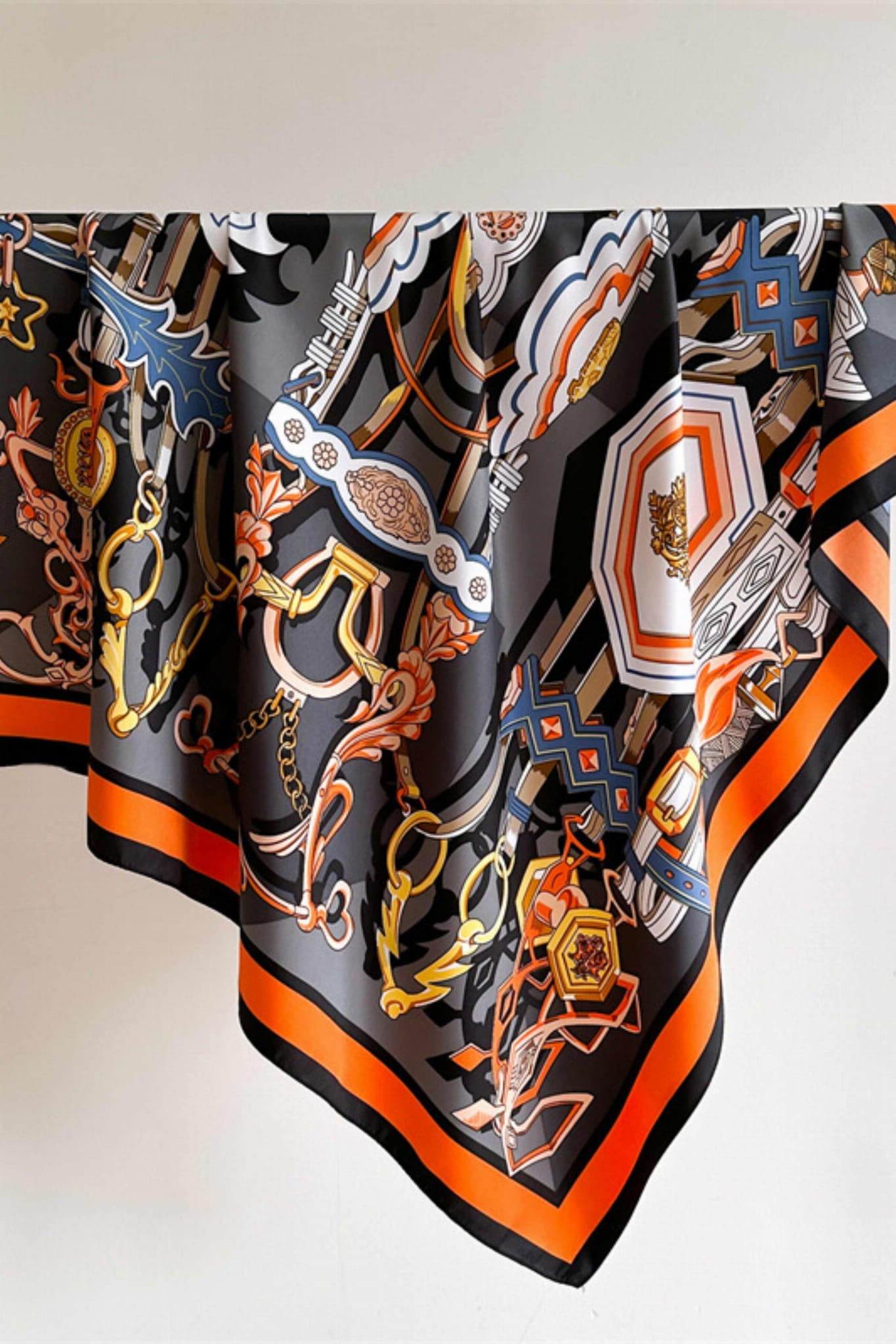 Apaszka, Model: F278-1//T36//15, Kolor: czarny, Skład materiału: 100% Poliester, Przeznaczenie: Wielosezonowe, Wymiary(długość/szerokość): 90cm/90cm (Apaszka, zdjęcie 2)