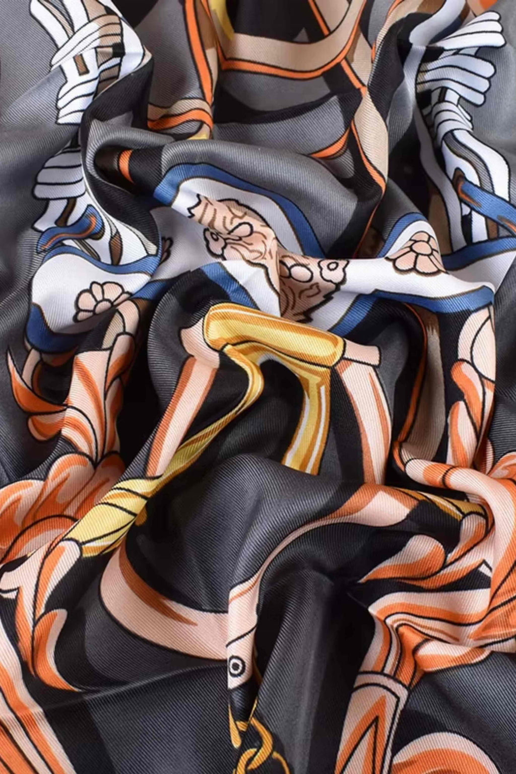 Apaszka w użyciu, stylowo zestawiona z klasyczną marynarką i prostą bluzką | KAMEA | Spironik.pl