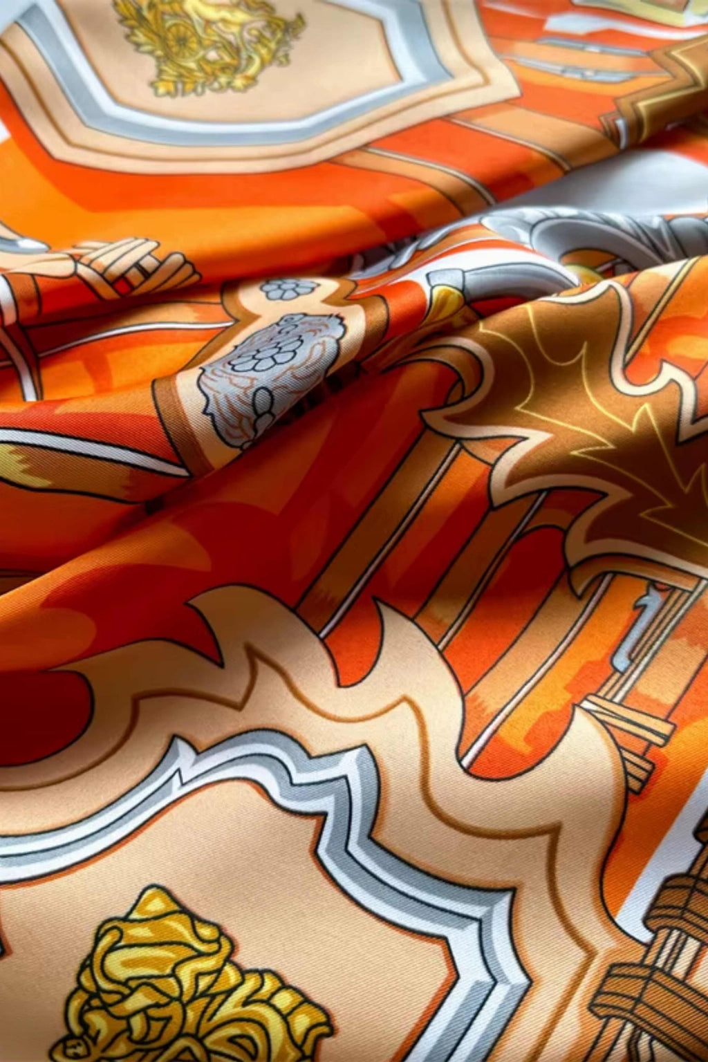 Bok apaszki 90x90 cm, prezentujący intensywny pomarańcz i eleganckie detale w stylu glamour | KAMEA | Spironik.pl