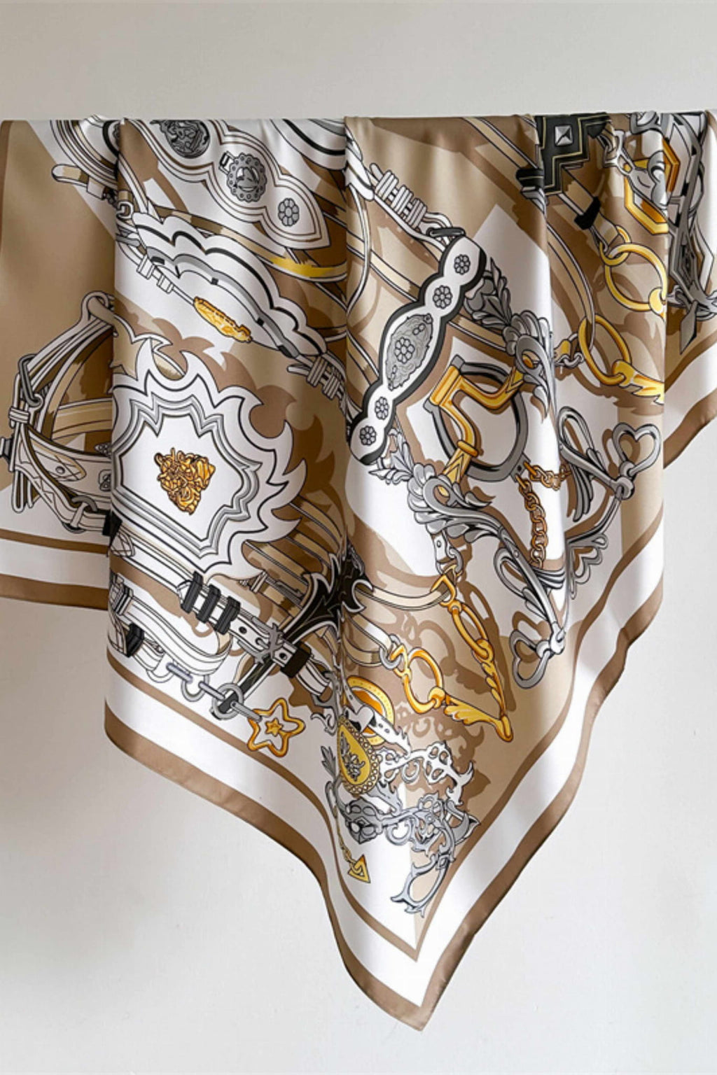 Detal apaszki z satynowego poliestru, ukazujący elegancki wzór w stylu barokowym | KAMEA | Spironik.pl