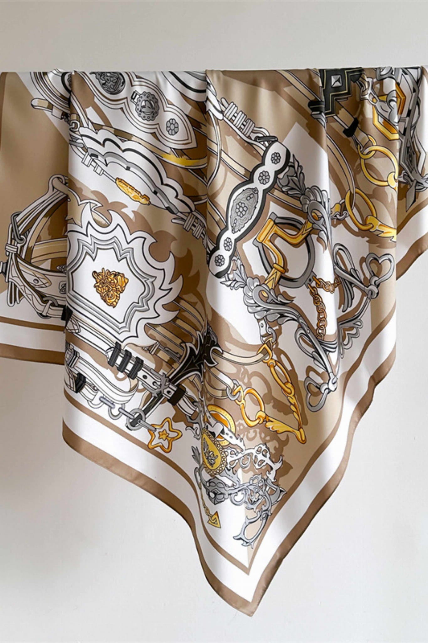 Apaszka, Model: F278-4//T36//15, Kolor: jasny brązowy, Skład materiału: 100% Poliester, Przeznaczenie: Wielosezonowe, Wymiary(długość/szerokość): 90cm/90cm (Apaszka, zdjęcie 2)