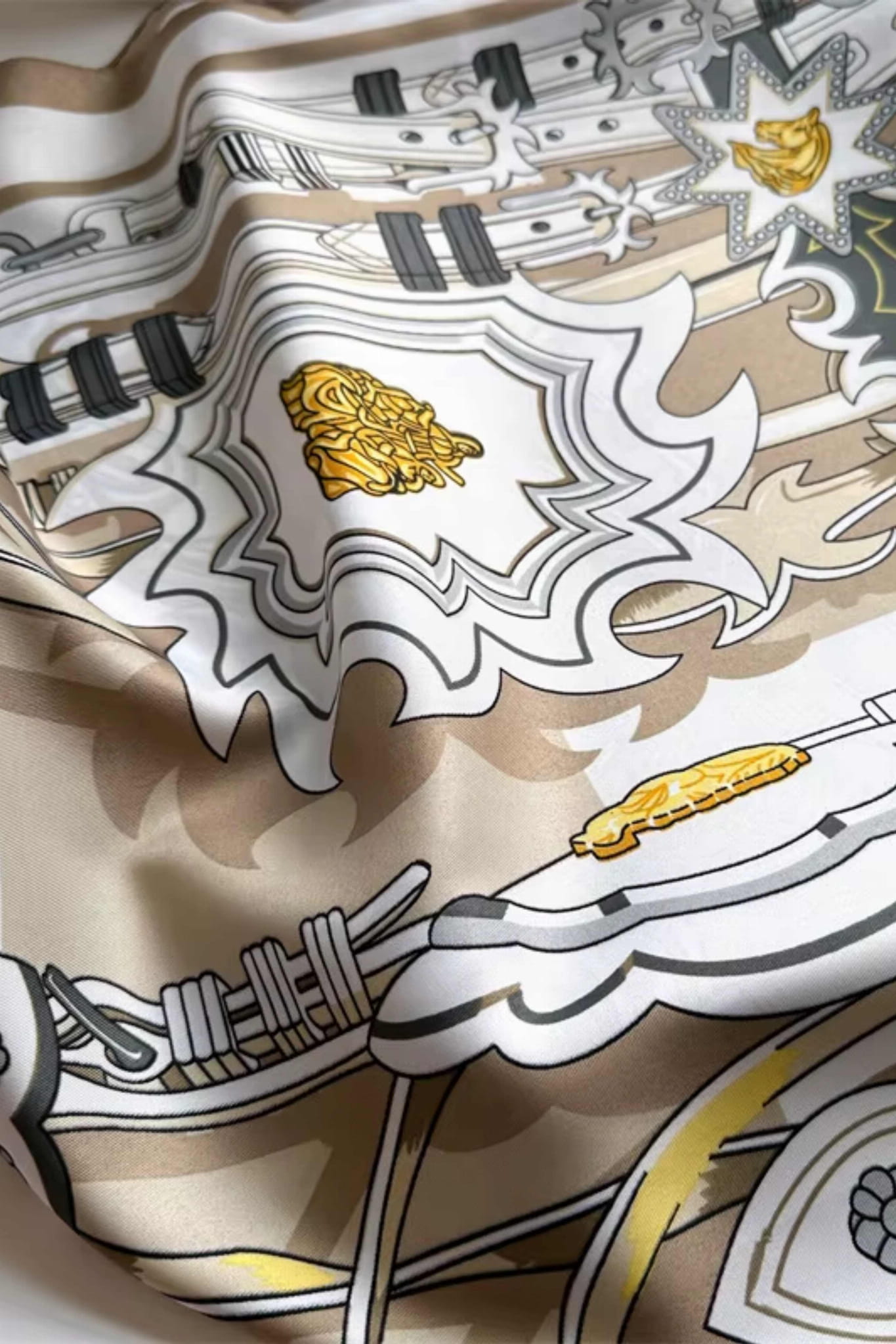 Apaszka, Model: F278-4//T36//15, Kolor: jasny brązowy, Skład materiału: 100% Poliester, Przeznaczenie: Wielosezonowe, Wymiary(długość/szerokość): 90cm/90cm (Apaszka, zdjęcie 3)