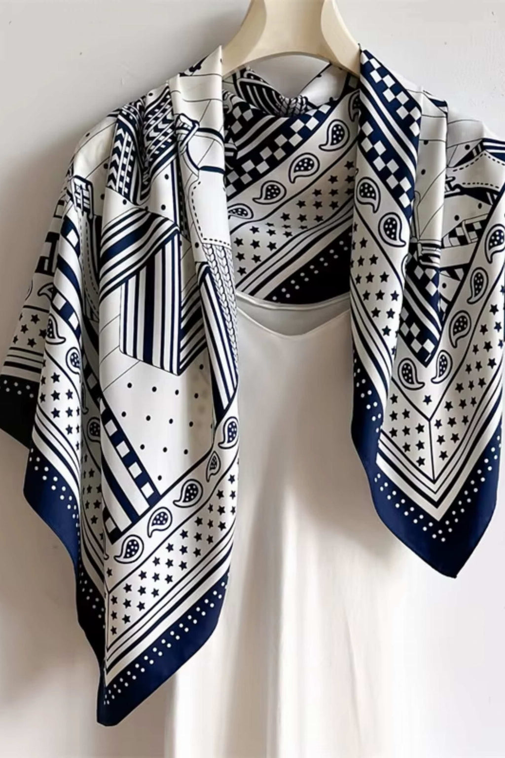 Detal apaszki „Geometryczny Manhattan” z imitacji jedwabiu, ukazujący graficzny wzór i fakturę materiału | KAMEA | Spironik.pl