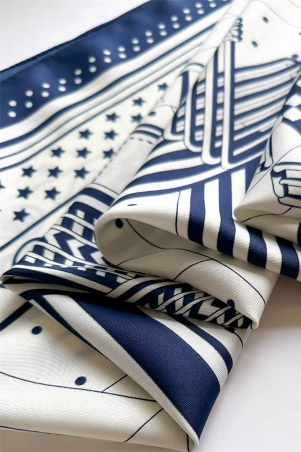 Apaszka w użyciu, stylowo związana na szyi, prezentująca nowoczesny design i elegancką kolorystykę | KAMEA | Spironik.pl