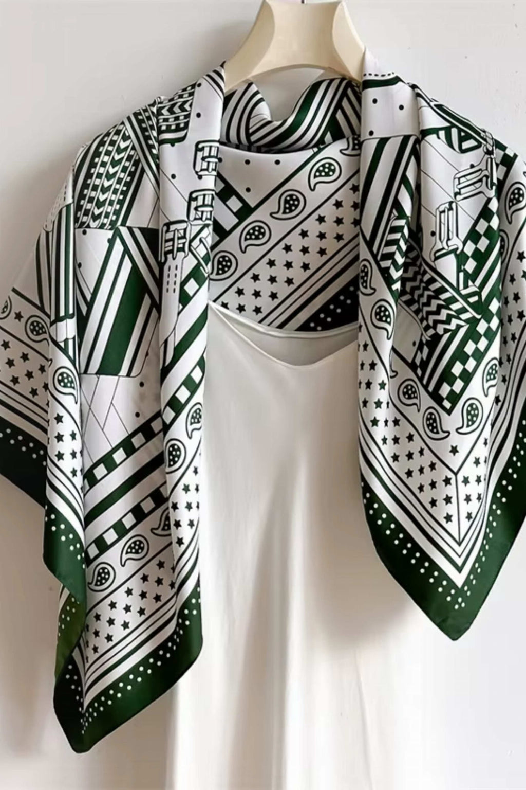 Detal apaszki „Zielone Miasto” z imitacji jedwabiu, ukazujący elegancki nadruk urbanistyczny | KAMEA | Spironik.pl