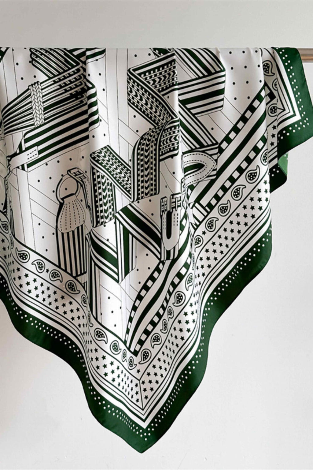 Apaszka, Model: F277-4//T38//17, Kolor: zielony, Skład materiału: 100% Poliester, Przeznaczenie: Wielosezonowe, Wymiary(długość/szerokość): 90cm/90cm