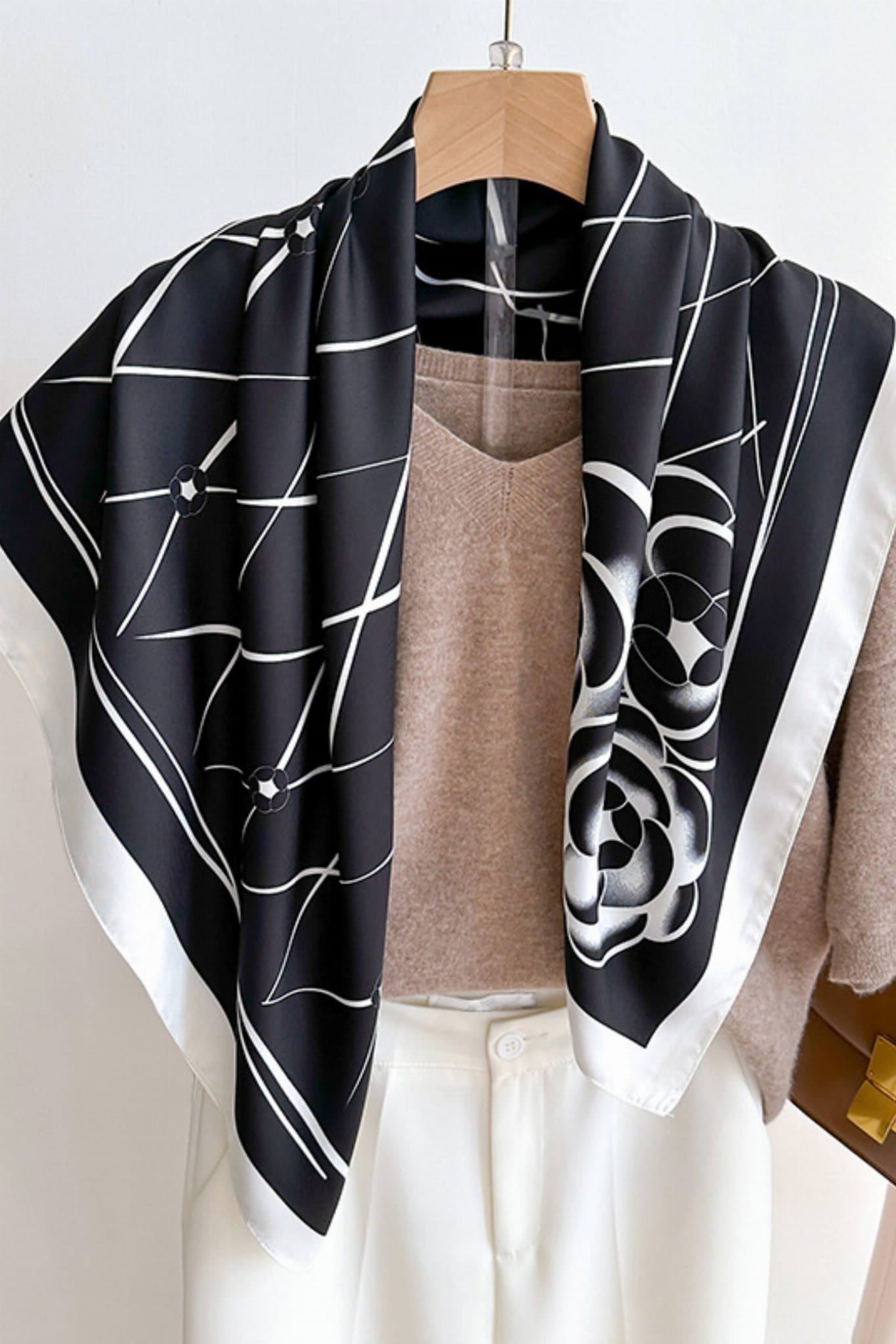 Apaszka, Model: F264-1//T37//16, Kolor: czarny, Skład materiału: 100% Poliester, Przeznaczenie: Wielosezonowe, Wymiary(długość/szerokość): 90cm/90cm