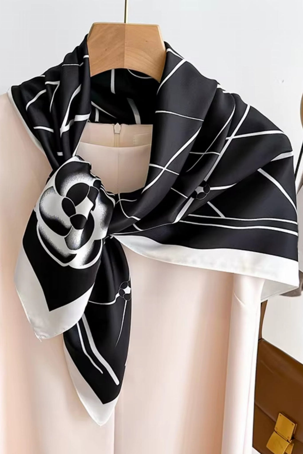 Bok apaszki „Czarna Klasyka” z widocznym wzorem i fakturą materiału | KAMEA | Spironik.pl