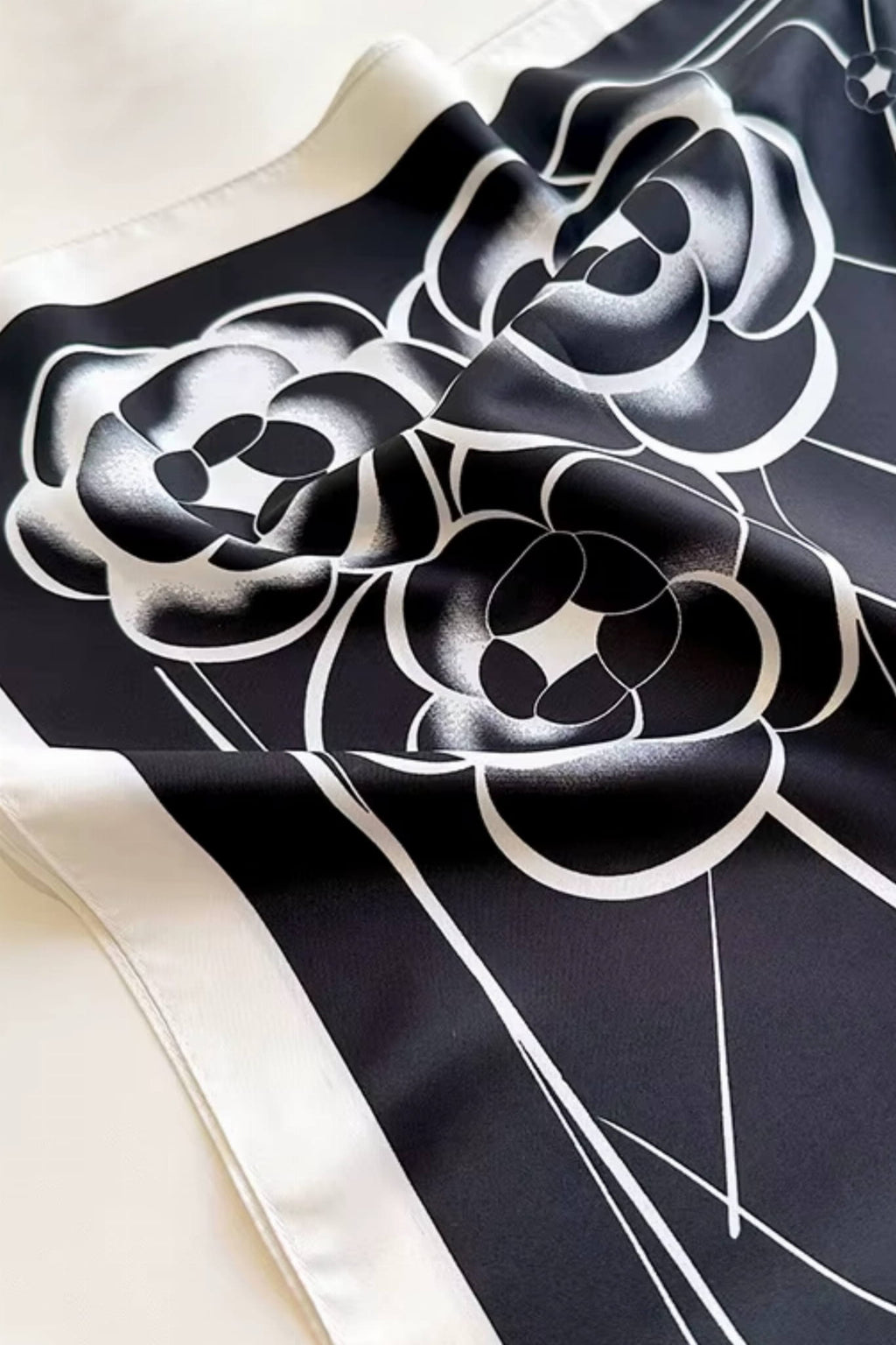 Apaszka w użyciu jako elegancki dodatek do codziennej stylizacji | KAMEA | Spironik.pl