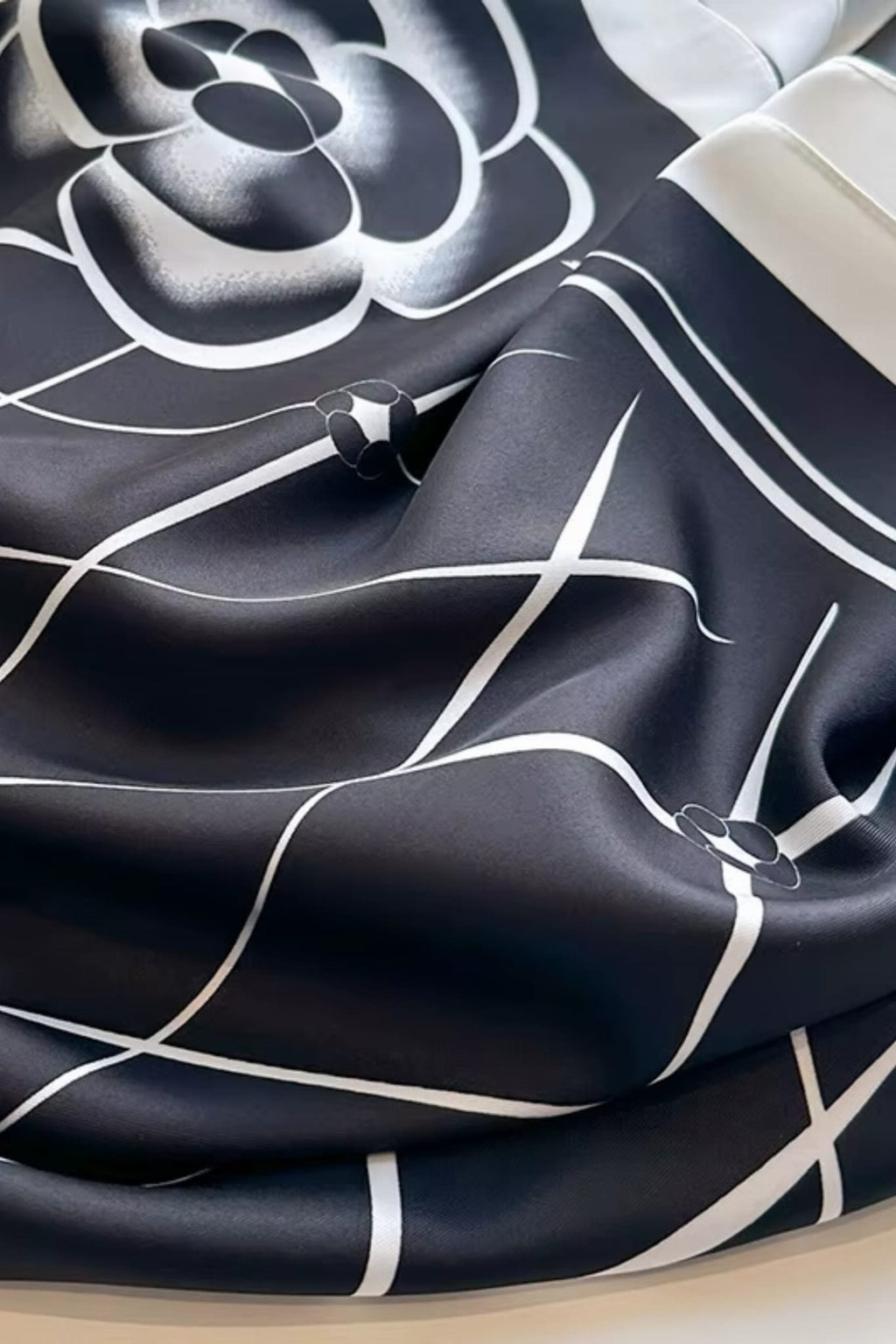 Wymiary apaszki 90x90 cm, wykonana z imitacji jedwabiu, układająca się na szyi | KAMEA | Spironik.pl