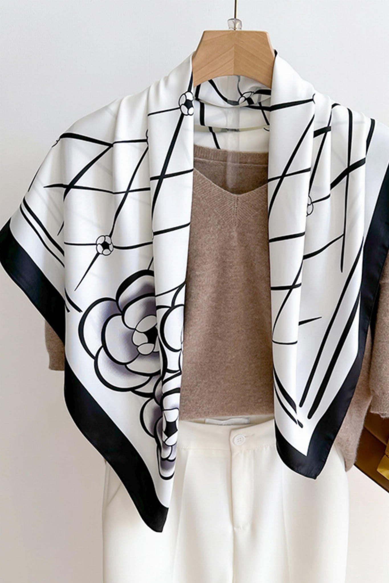 Apaszka w użyciu jako dodatek do stylizacji, podkreślająca klasyczny i elegancki wygląd | KAMEA | Spironik.pl