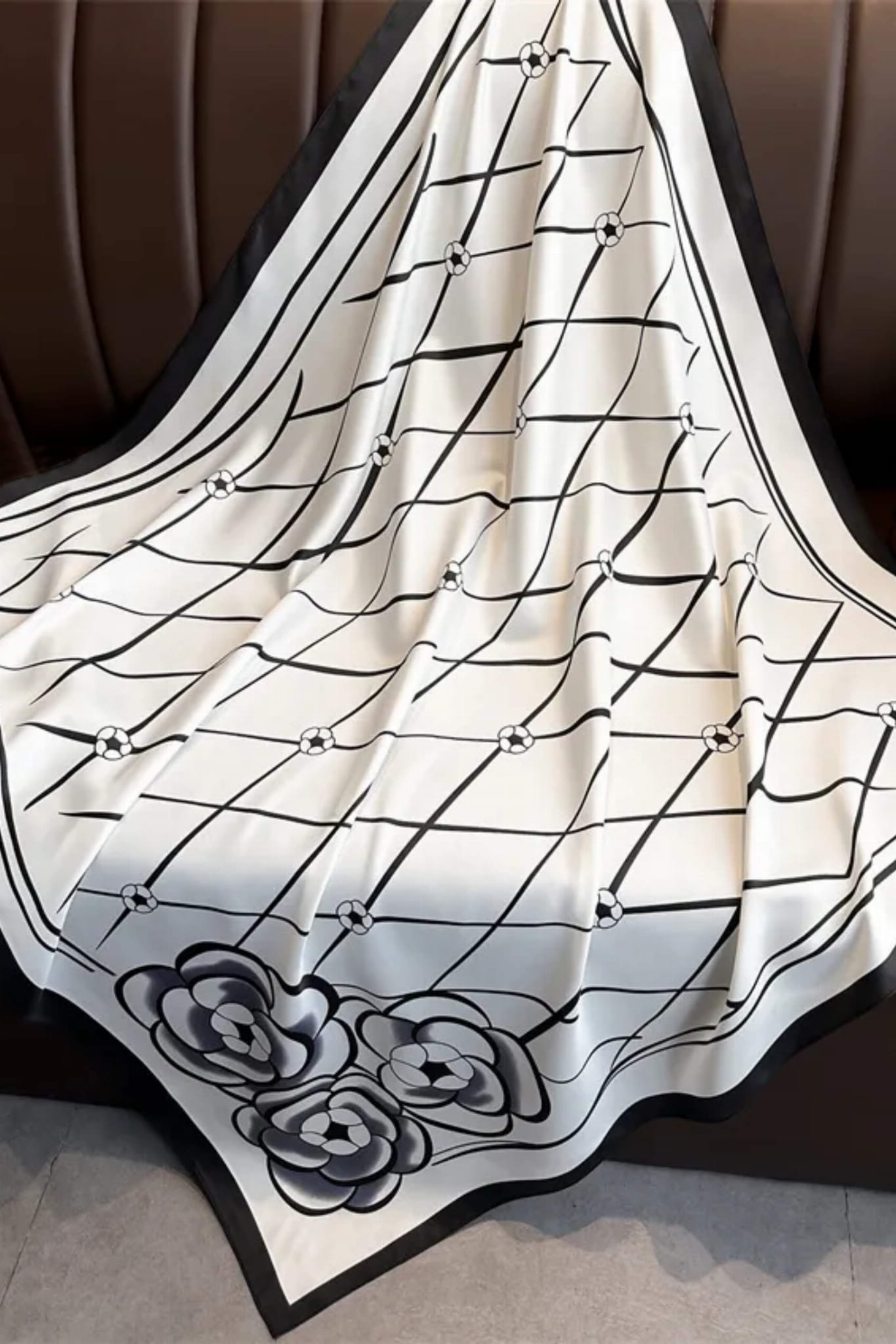 Detal apaszki z geometrycznym wzorem i stylizowanymi kwiatami na tle imitacji jedwabiu | KAMEA | Spironik.pl