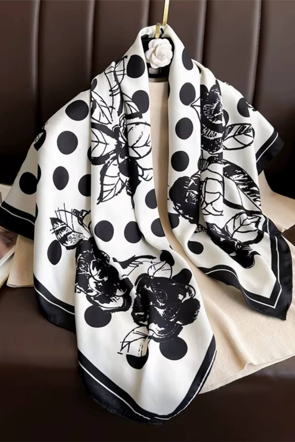 Apaszka, Model: F263-1//T35//14, Kolor: biały, Skład materiału: 100% Poliester, Przeznaczenie: Wielosezonowe, Wymiary(długość/szerokość): 90cm/90cm