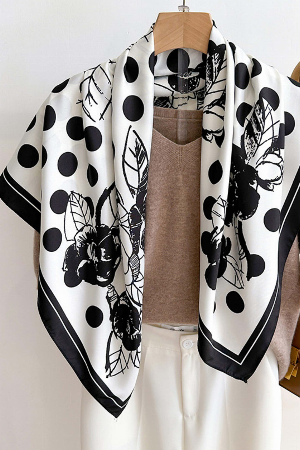 Apaszka, Model: F263-1//T35//14, Kolor: biały, Skład materiału: 100% Poliester, Przeznaczenie: Wielosezonowe, Wymiary(długość/szerokość): 90cm/90cm (Apaszka, zdjęcie 5)