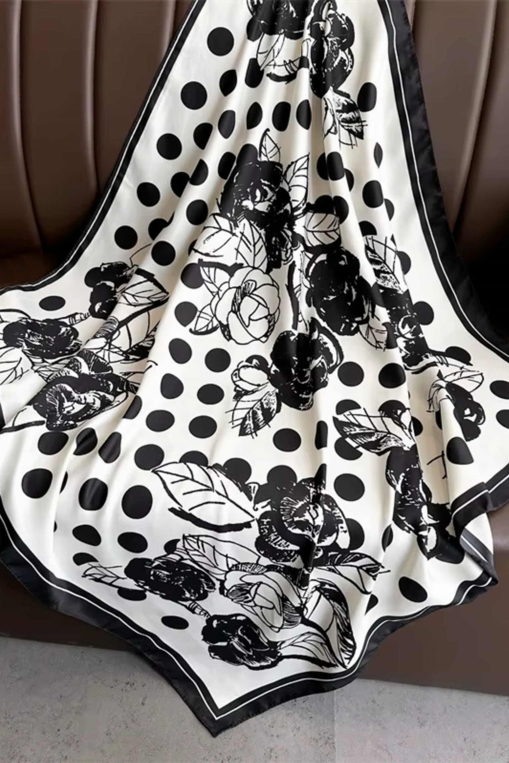 Apaszka, Model: F263-1//T35//14, Kolor: biały, Skład materiału: 100% Poliester, Przeznaczenie: Wielosezonowe, Wymiary(długość/szerokość): 90cm/90cm (Apaszka, zdjęcie 3)