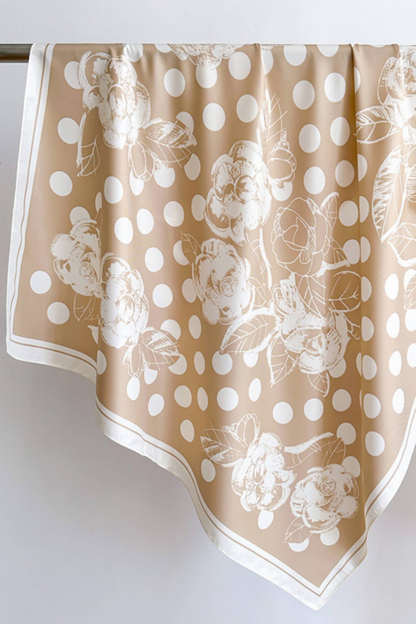 Apaszka, Model: F263-2//T35//14, Kolor: beżowy, Skład materiału: 100% Poliester, Przeznaczenie: Wielosezonowe, Wymiary(długość/szerokość): 90cm/90cm (Apaszka, zdjęcie 3)