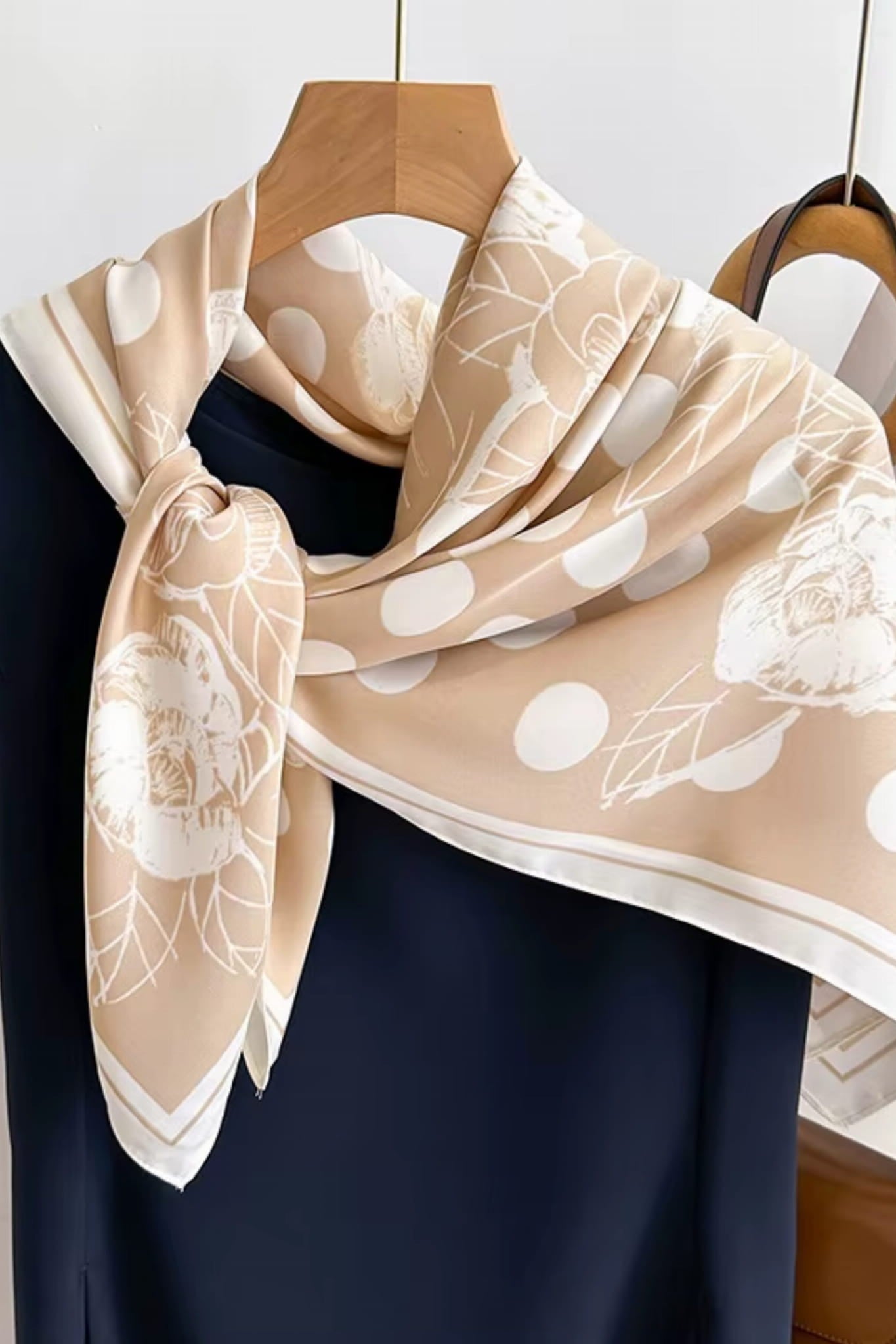 Apaszka, Model: F263-2//T35//14, Kolor: beżowy, Skład materiału: 100% Poliester, Przeznaczenie: Wielosezonowe, Wymiary(długość/szerokość): 90cm/90cm (Apaszka, zdjęcie 6)