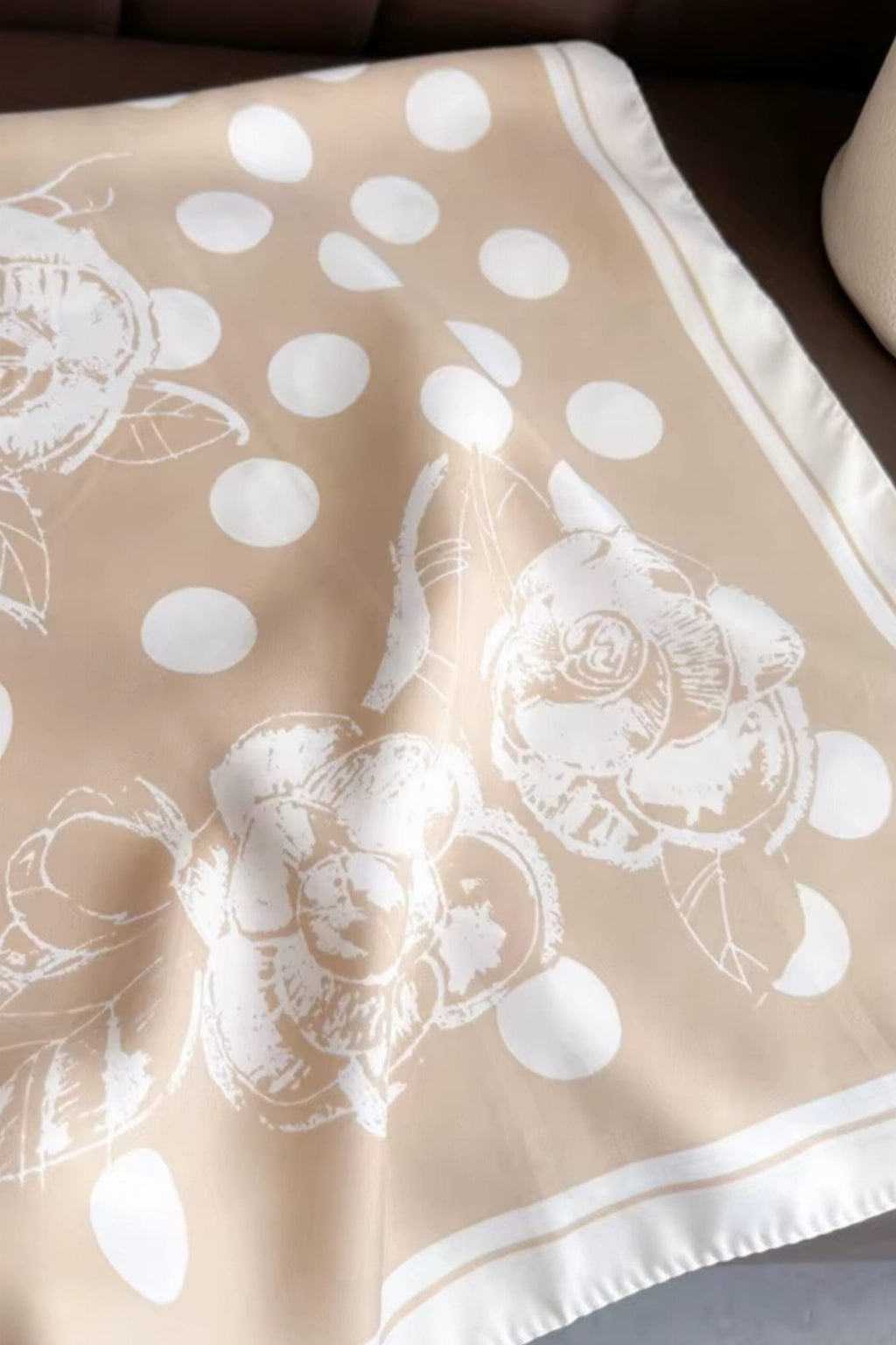 Apaszka, Model: F263-2//T35//14, Kolor: beżowy, Skład materiału: 100% Poliester, Przeznaczenie: Wielosezonowe, Wymiary(długość/szerokość): 90cm/90cm (Apaszka, zdjęcie 5)