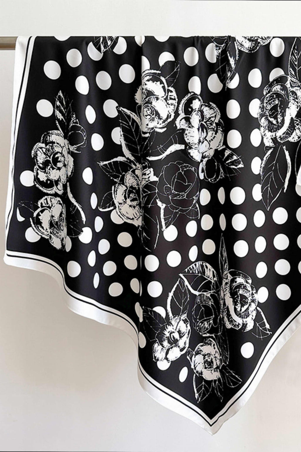 Apaszka, Model: F263-3//T35//14, Kolor: czarny, Skład materiału: 100% Poliester, Przeznaczenie: Wielosezonowe, Wymiary(długość/szerokość): 90cm/90cm (Apaszka, zdjęcie 2)