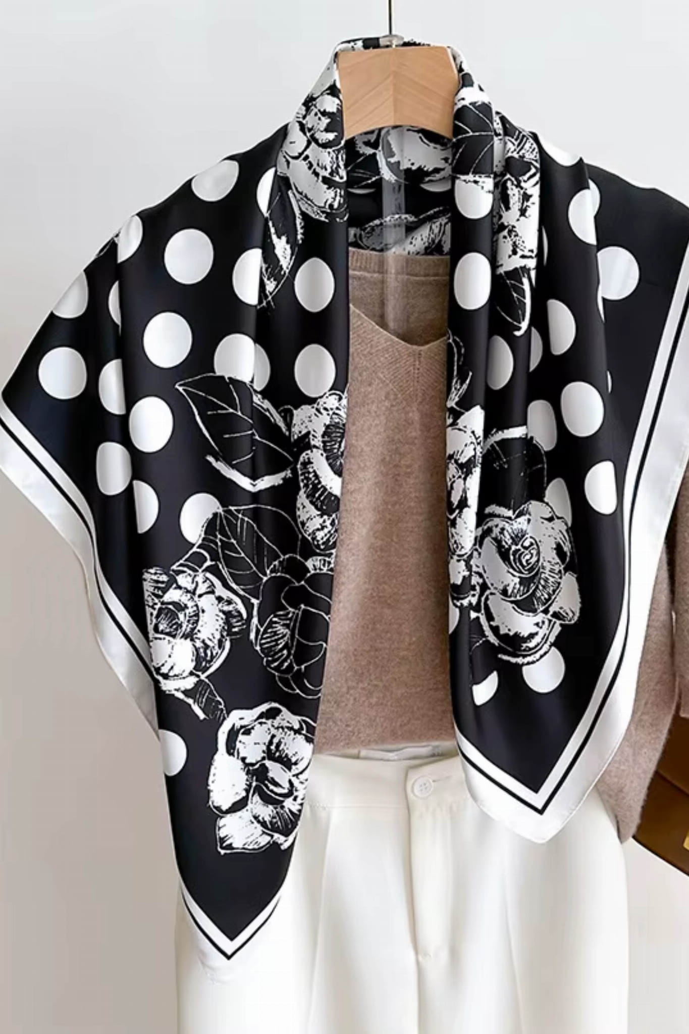 Apaszka, Model: F263-3//T35//14, Kolor: czarny, Skład materiału: 100% Poliester, Przeznaczenie: Wielosezonowe, Wymiary(długość/szerokość): 90cm/90cm (Apaszka, zdjęcie 5)