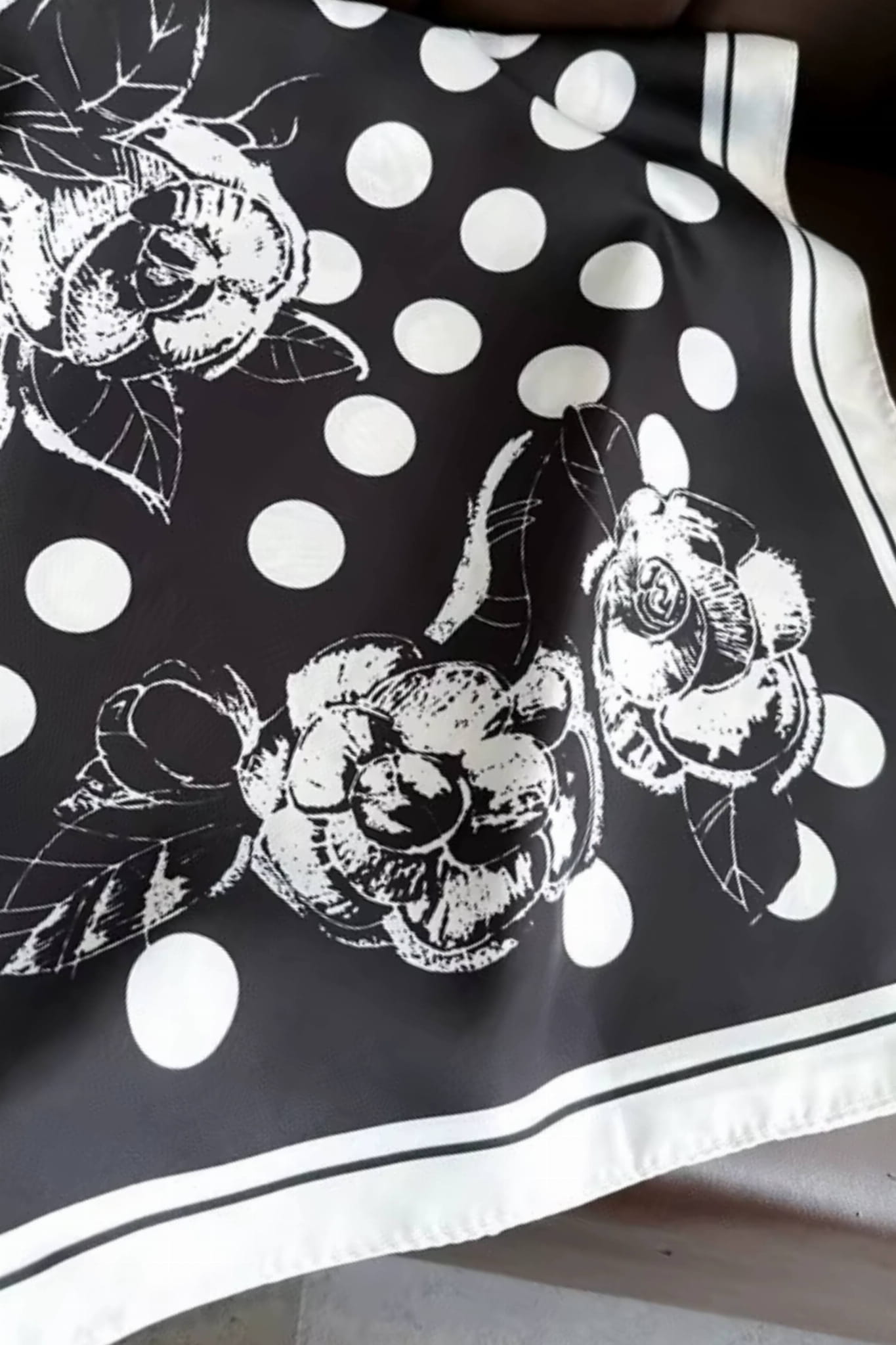 Apaszka, Model: F263-3//T35//14, Kolor: czarny, Skład materiału: 100% Poliester, Przeznaczenie: Wielosezonowe, Wymiary(długość/szerokość): 90cm/90cm (Apaszka, zdjęcie 4)