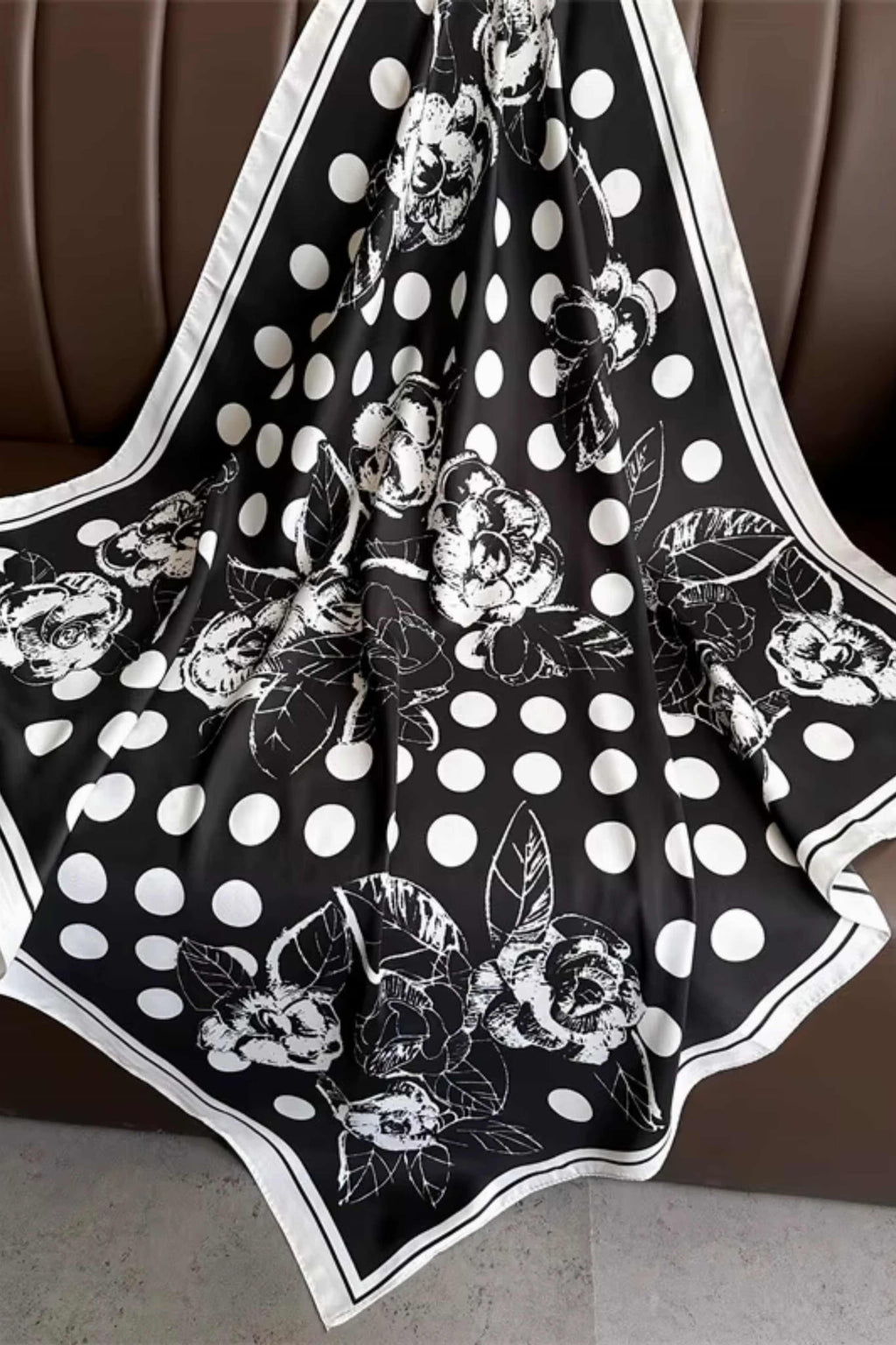 Apaszka, Model: F263-3//T35//14, Kolor: czarny, Skład materiału: 100% Poliester, Przeznaczenie: Wielosezonowe, Wymiary(długość/szerokość): 90cm/90cm (Apaszka, zdjęcie 3)