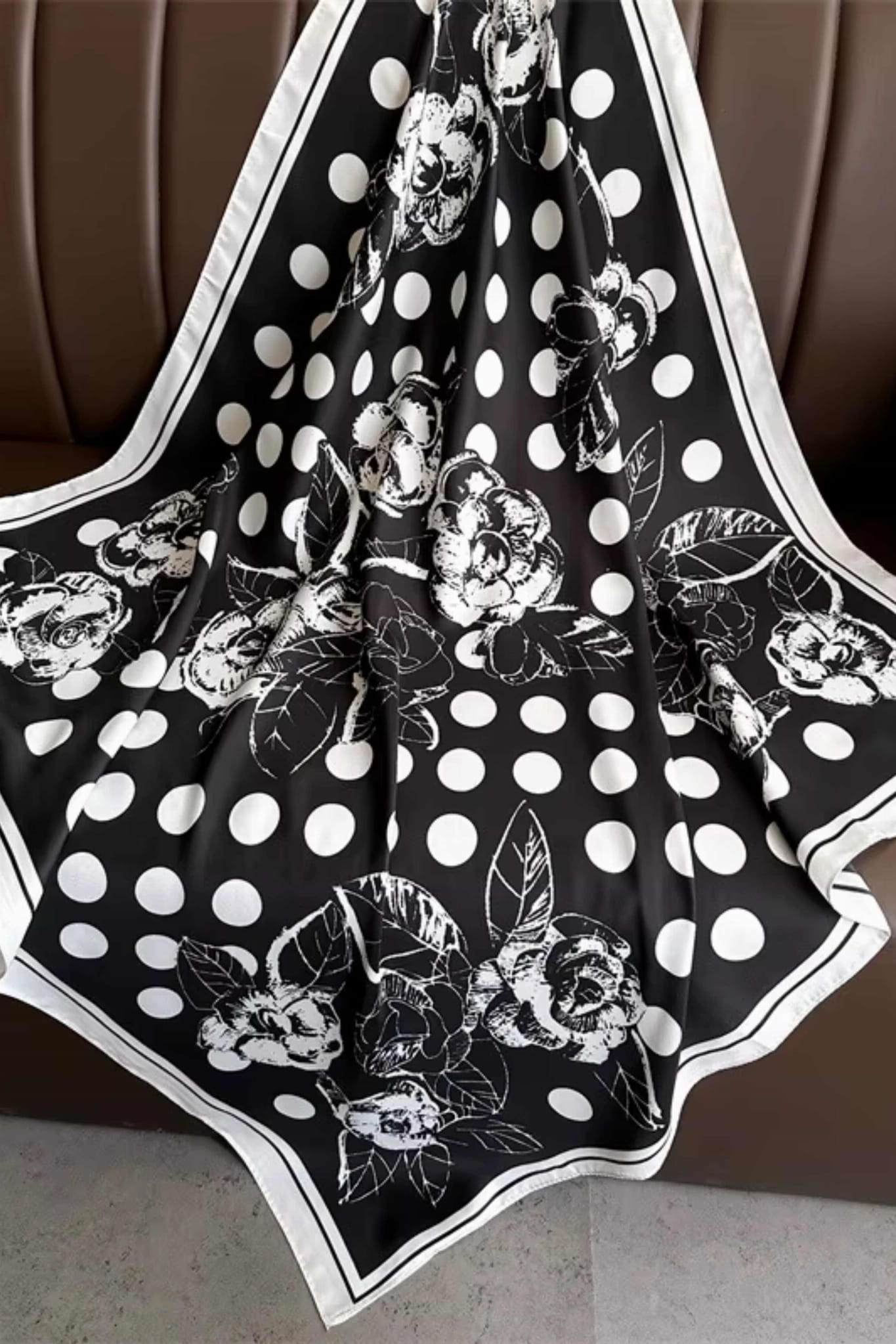 Apaszka, Model: F263-3//T35//14, Kolor: czarny, Skład materiału: 100% Poliester, Przeznaczenie: Wielosezonowe, Wymiary(długość/szerokość): 90cm/90cm (Apaszka, zdjęcie 3)