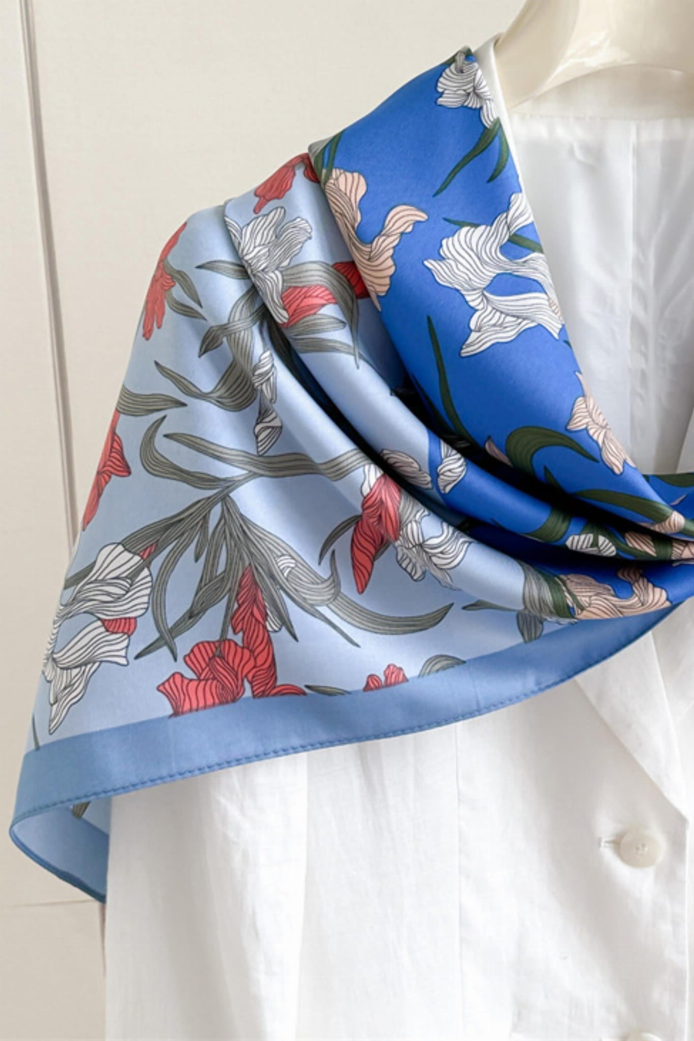 Apaszka w formacie 90x90 cm z lekkiej imitacji jedwabiu, idealna na wiosnę i lato | KAMEA | Spironik.pl