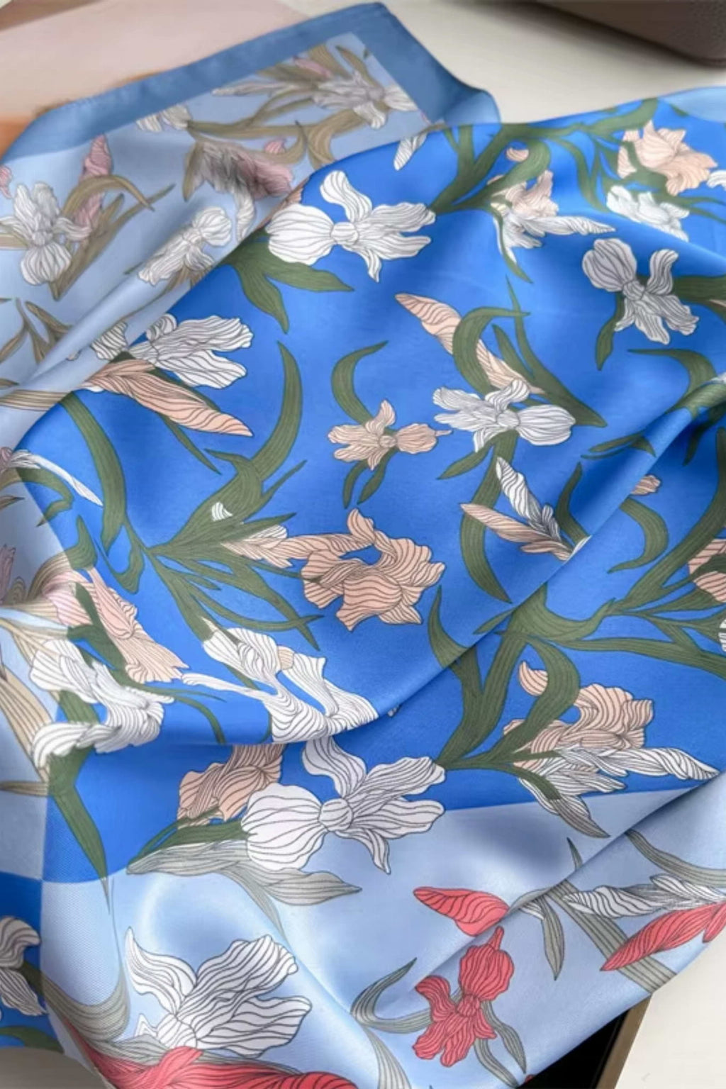 Stylizacja apaszki „Błękitny Irys” zawiązanej na torebce, podkreślająca elegancki charakter dodatku | KAMEA | Spironik.pl