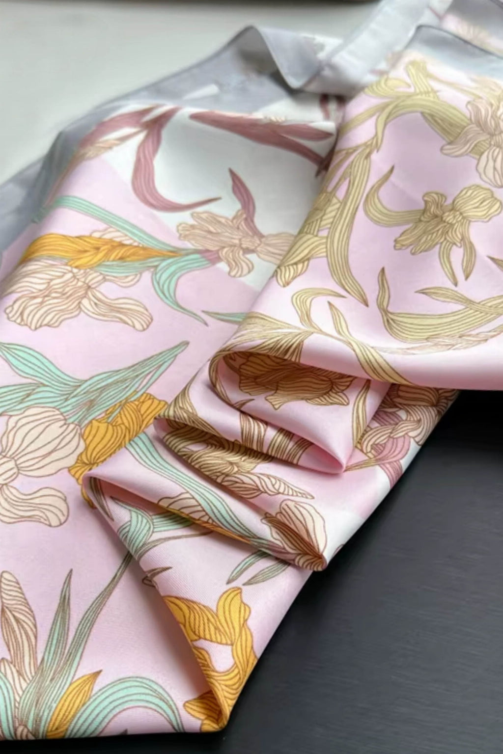 Bok apaszki „Różany Ogród” z pastelowym tłem w odcieniach różu i kremu | KAMEA | Spironik.pl