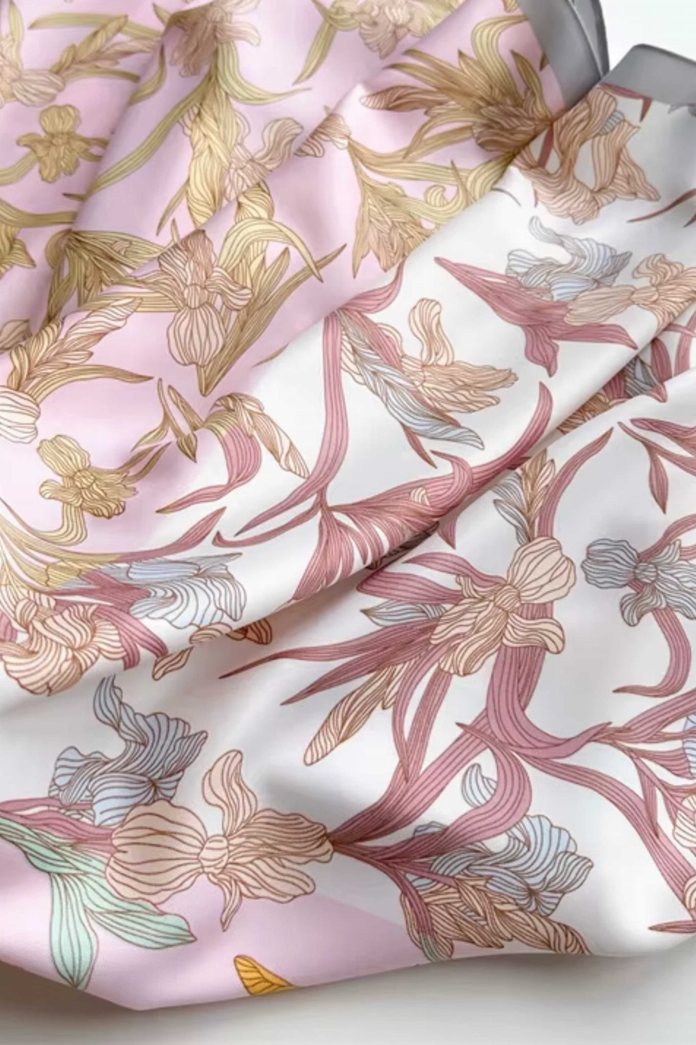 Apaszka włożona we włosy, prezentująca romantyczny styl i delikatne akcenty | KAMEA | Spironik.pl