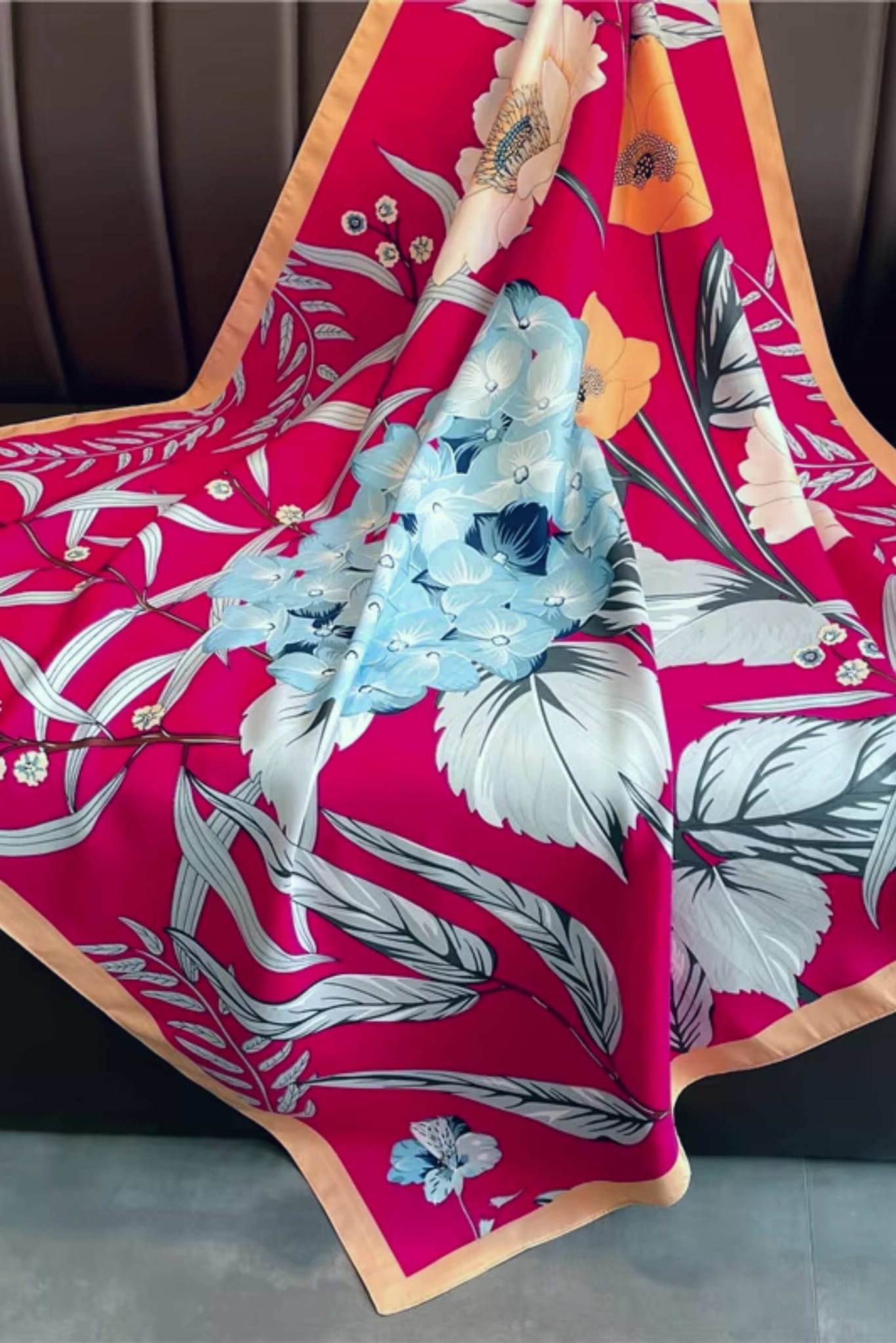 Apaszka, Model: F259-1//T36//15, Kolor: czerwony, Skład materiału: 100% Poliester, Przeznaczenie: Wielosezonowe, Wymiary(długość/szerokość): 90cm/90cm (Apaszka, zdjęcie 2)