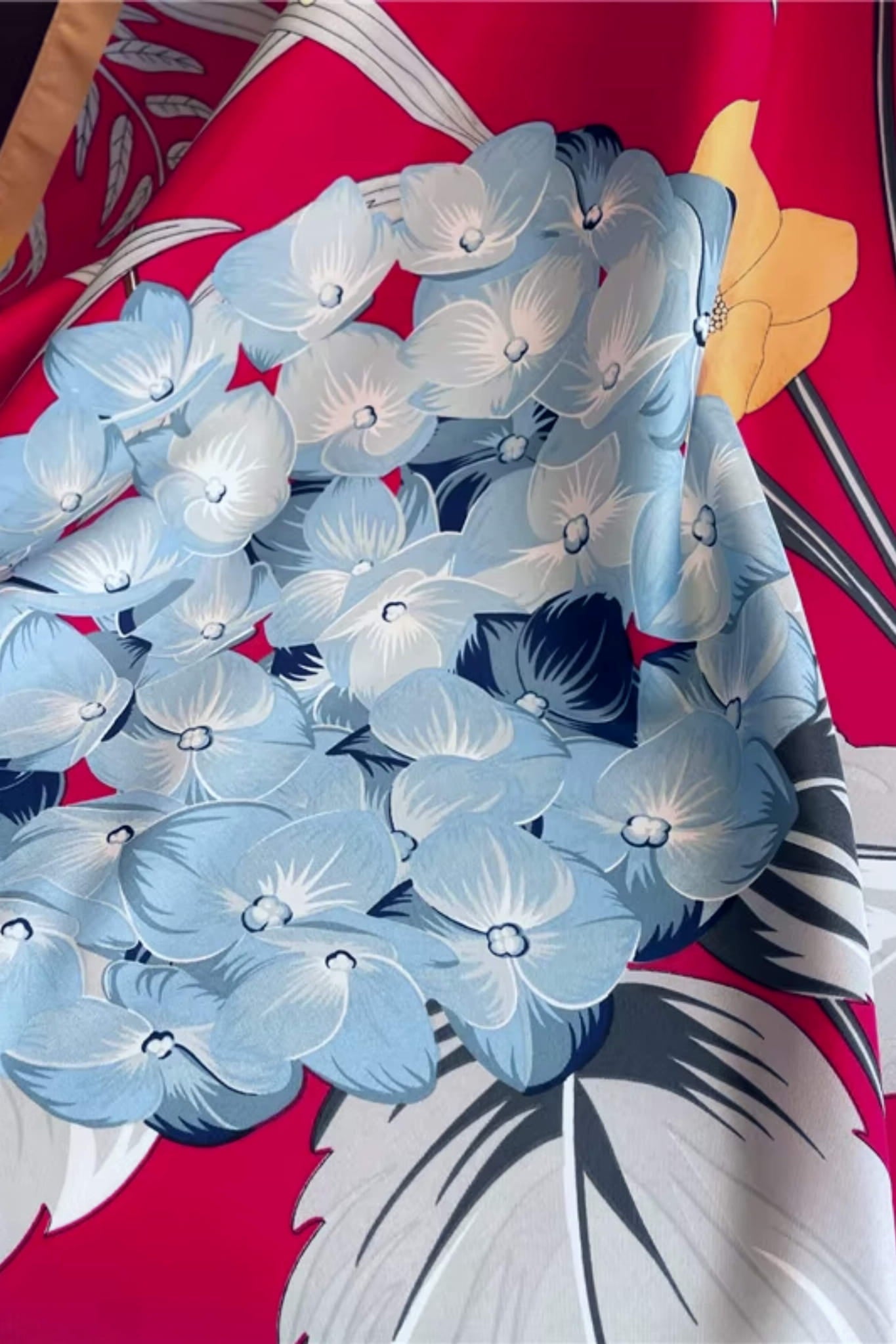 Apaszka, Model: F259-1//T36//15, Kolor: czerwony, Skład materiału: 100% Poliester, Przeznaczenie: Wielosezonowe, Wymiary(długość/szerokość): 90cm/90cm (Apaszka, zdjęcie 3)