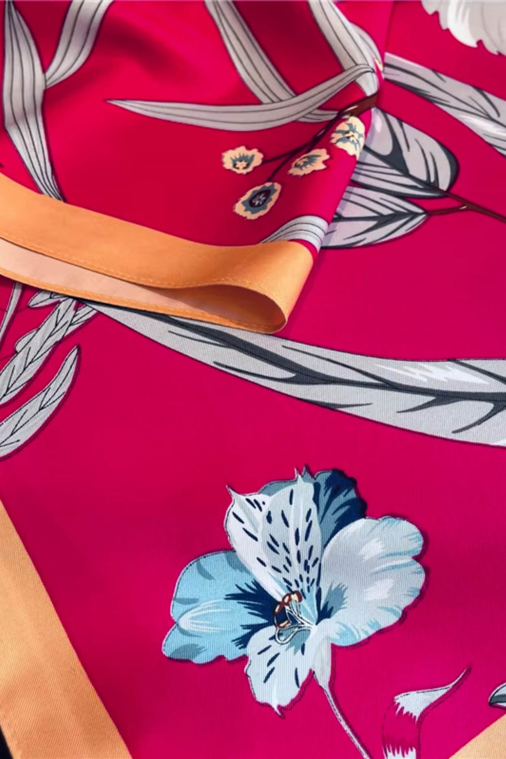 Widok z boku apaszki z czerwonym tłem i szaro-czarnymi liśćmi, ukazujący jej elegancję | KAMEA | Spironik.pl