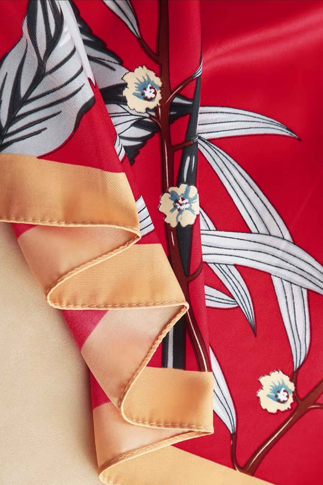 Apaszka, Model: F259-1//T36//15, Kolor: czerwony, Skład materiału: 100% Poliester, Przeznaczenie: Wielosezonowe, Wymiary(długość/szerokość): 90cm/90cm (Apaszka, zdjęcie 6)