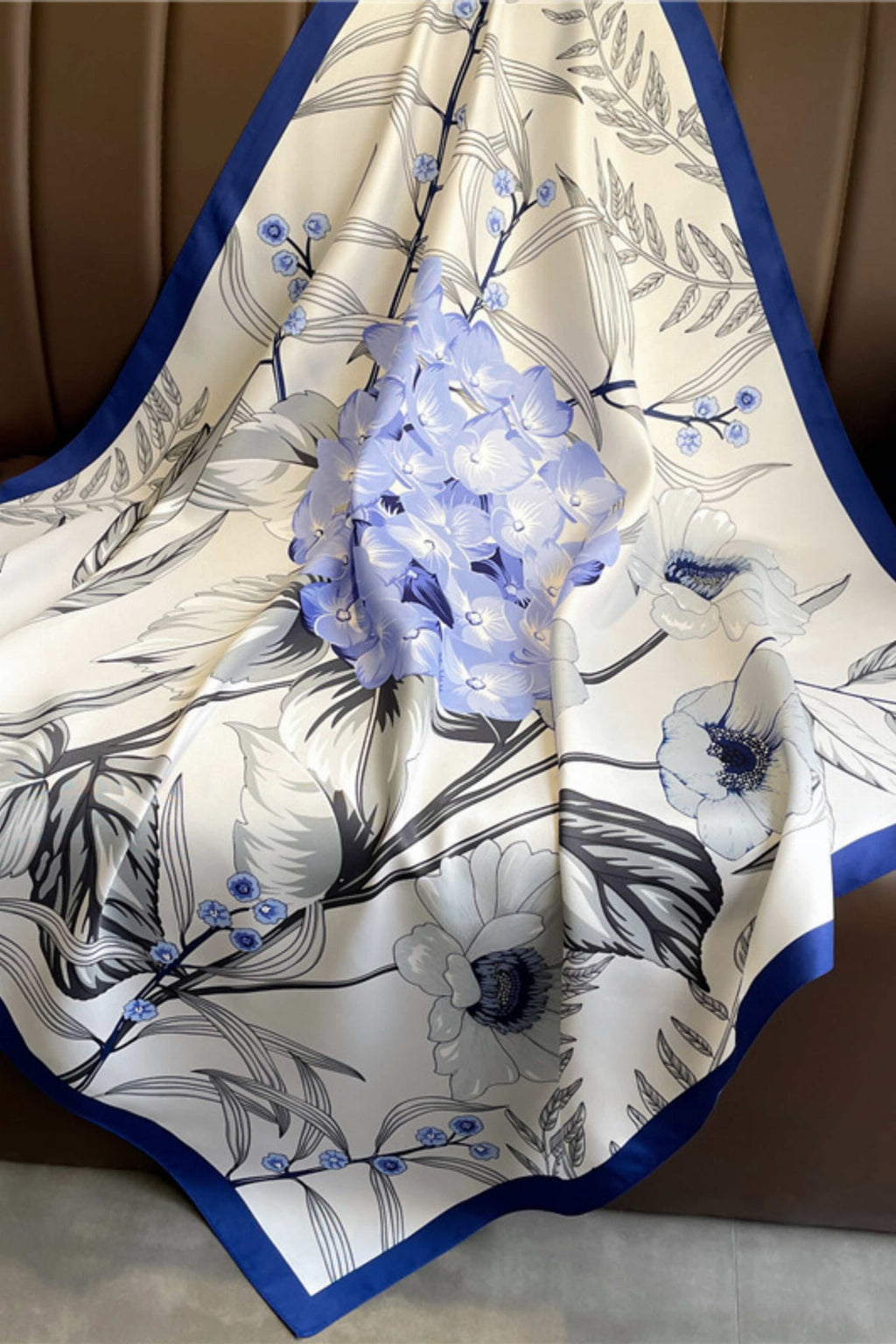 Apaszka w stylizacji na szyi, podkreślająca elegancki kwiatowy wzór | KAMEA | Spironik.pl