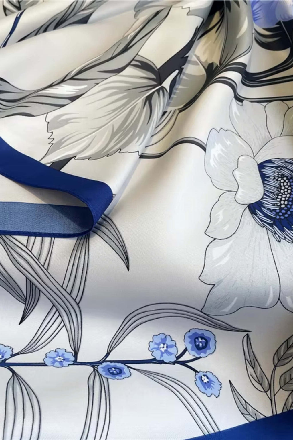 Widok z boku apaszki 90x90, eksponujący granatową ramkę i kwiatowy motyw | KAMEA | Spironik.pl