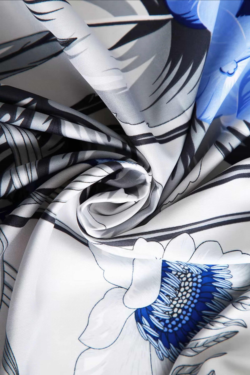 Apaszka z hortensjami przewiązana na torebce, dodająca stylizacji romantycznego akcentu | KAMEA | Spironik.pl