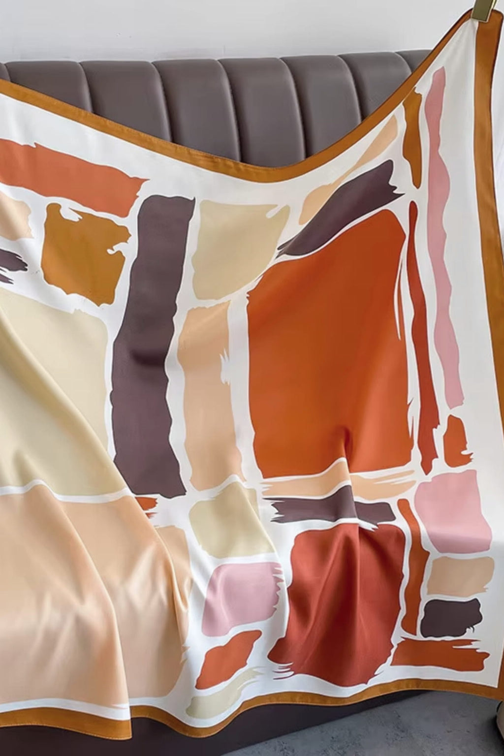 Detal apaszki „Ciepłe Tonacje” ukazujący gładką i połyskującą fakturę imitacji jedwabiu | KAMEA | Spironik.pl