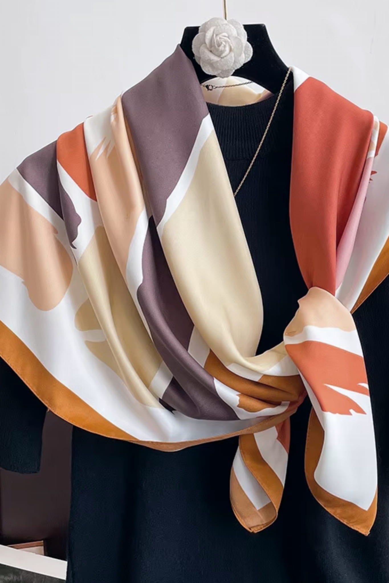 Apaszka w użyciu jako ozdoba szyi, dodająca koloru do codziennej stylizacji | KAMEA | Spironik.pl